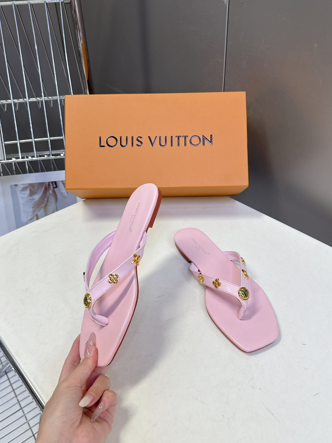 路易威登Louis Vuitton春夏最新款方头夹趾人字拖超多明星网红种草 采用近年流行的方头鞋型 修饰