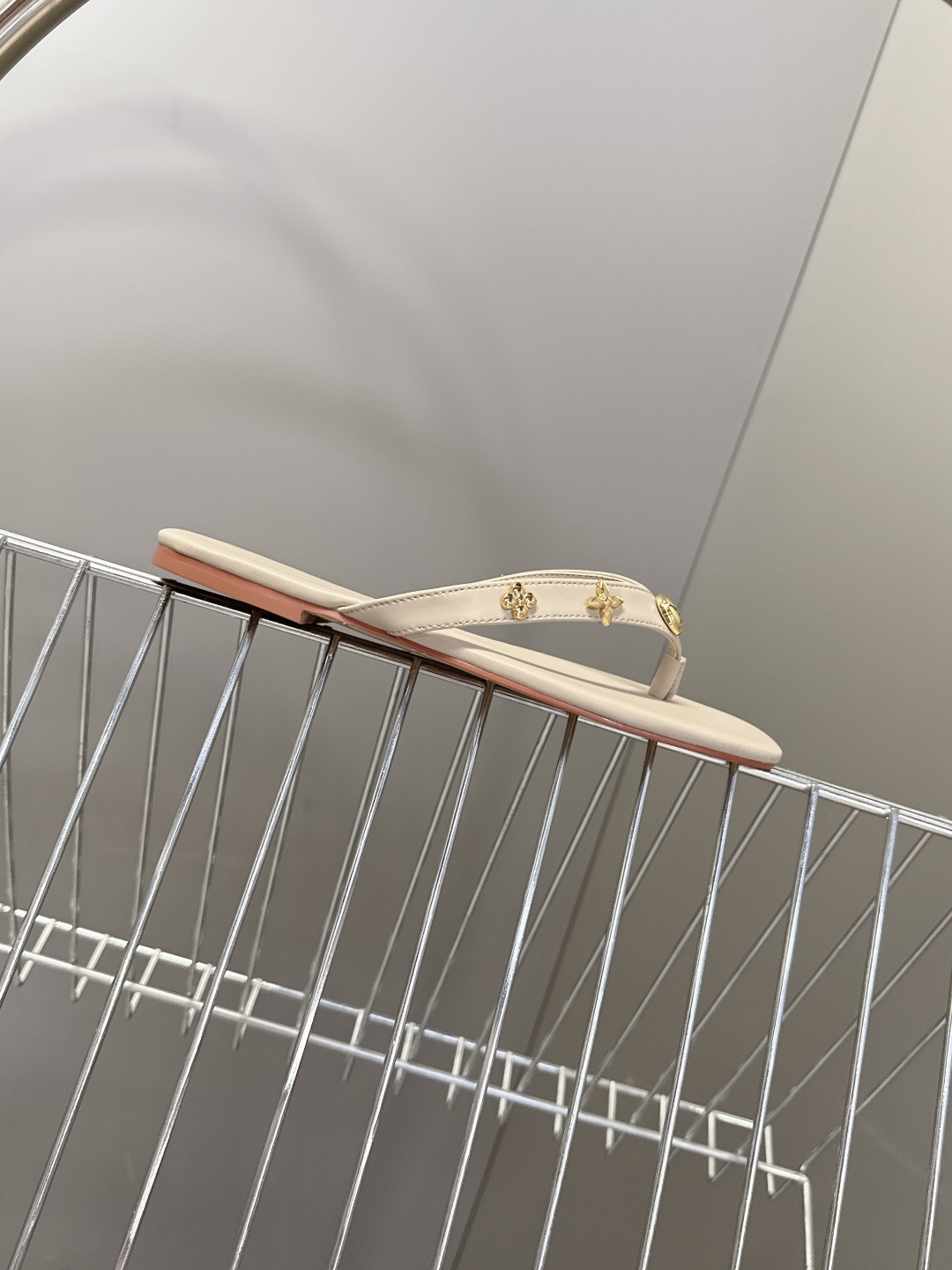 路易威登Louis Vuitton春夏最新款方头夹趾人字拖超多明星网红种草 采用近年流行的方头鞋型 修饰