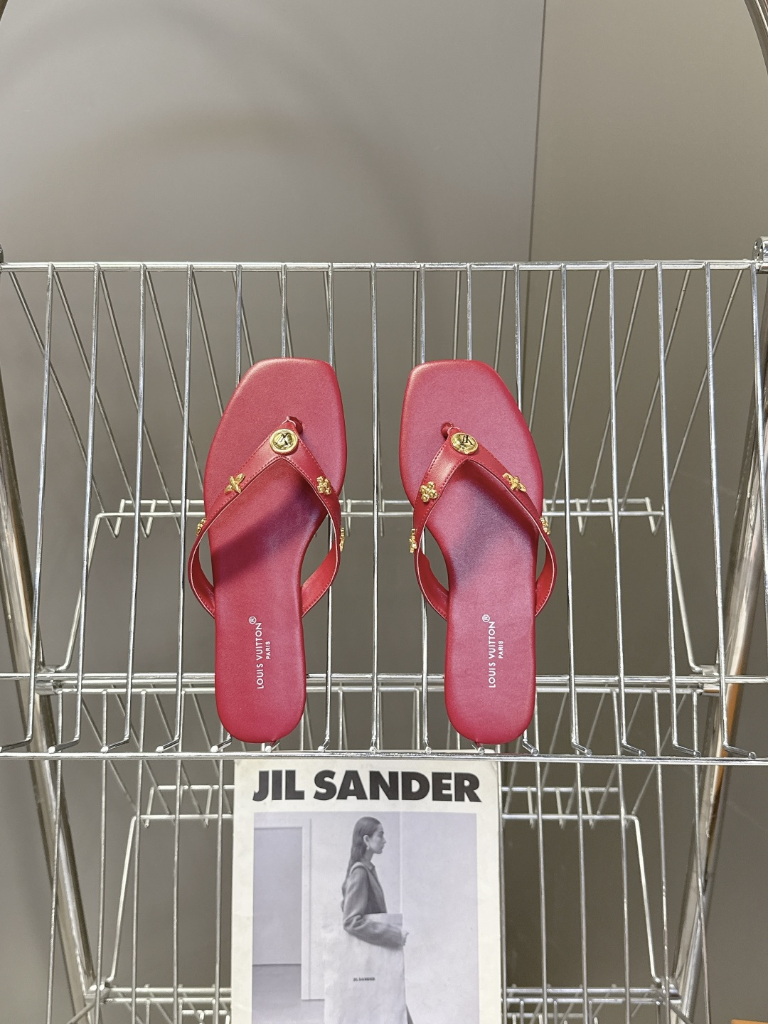 路易威登Louis Vuitton春夏最新款方头夹趾人字拖超多明星网红种草 采用近年流行的方头鞋型 修饰