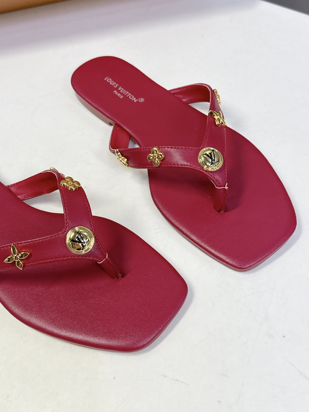 路易威登Louis Vuitton春夏最新款方头夹趾人字拖超多明星网红种草 采用近年流行的方头鞋型 修饰