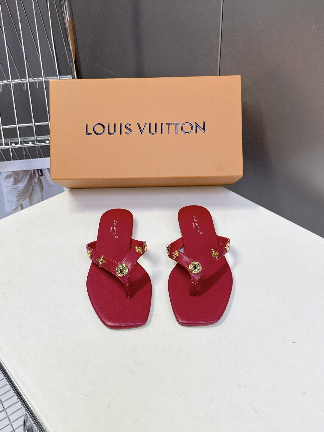 路易威登Louis Vuitton春夏最新款方头夹趾人字拖超多明星网红种草 采用近年流行的方头鞋型 修饰