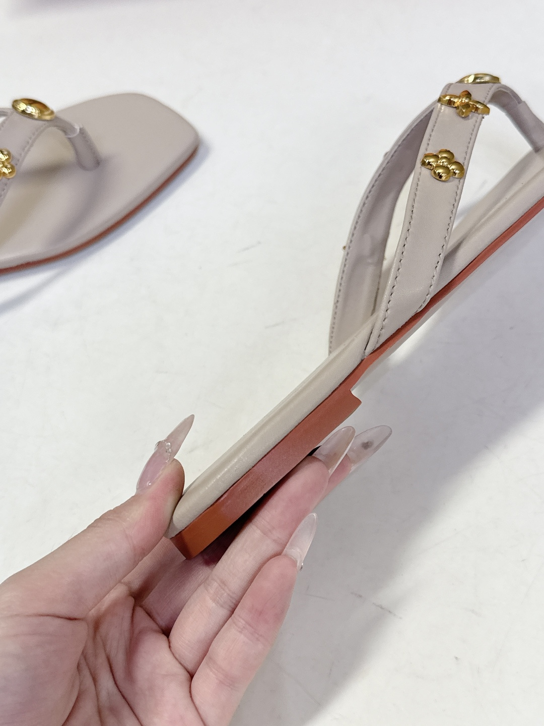 路易威登Louis Vuitton春夏最新款方头夹趾人字拖超多明星网红种草 采用近年流行的方头鞋型 修饰