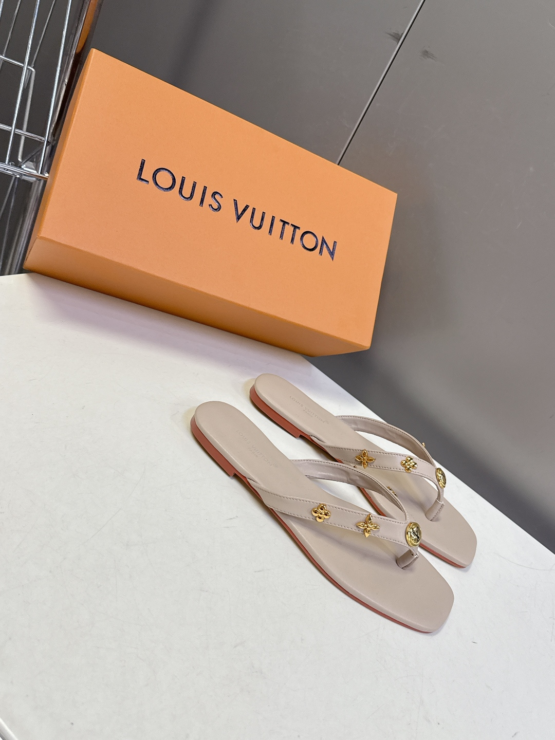 路易威登Louis Vuitton春夏最新款方头夹趾人字拖超多明星网红种草 采用近年流行的方头鞋型 修饰