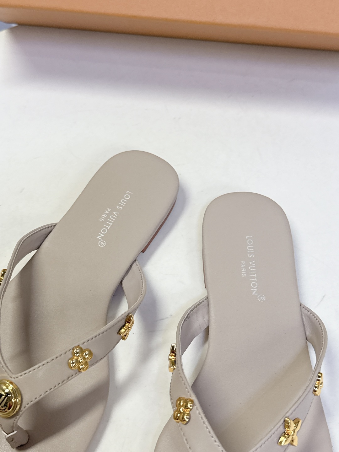 路易威登Louis Vuitton春夏最新款方头夹趾人字拖超多明星网红种草 采用近年流行的方头鞋型 修饰