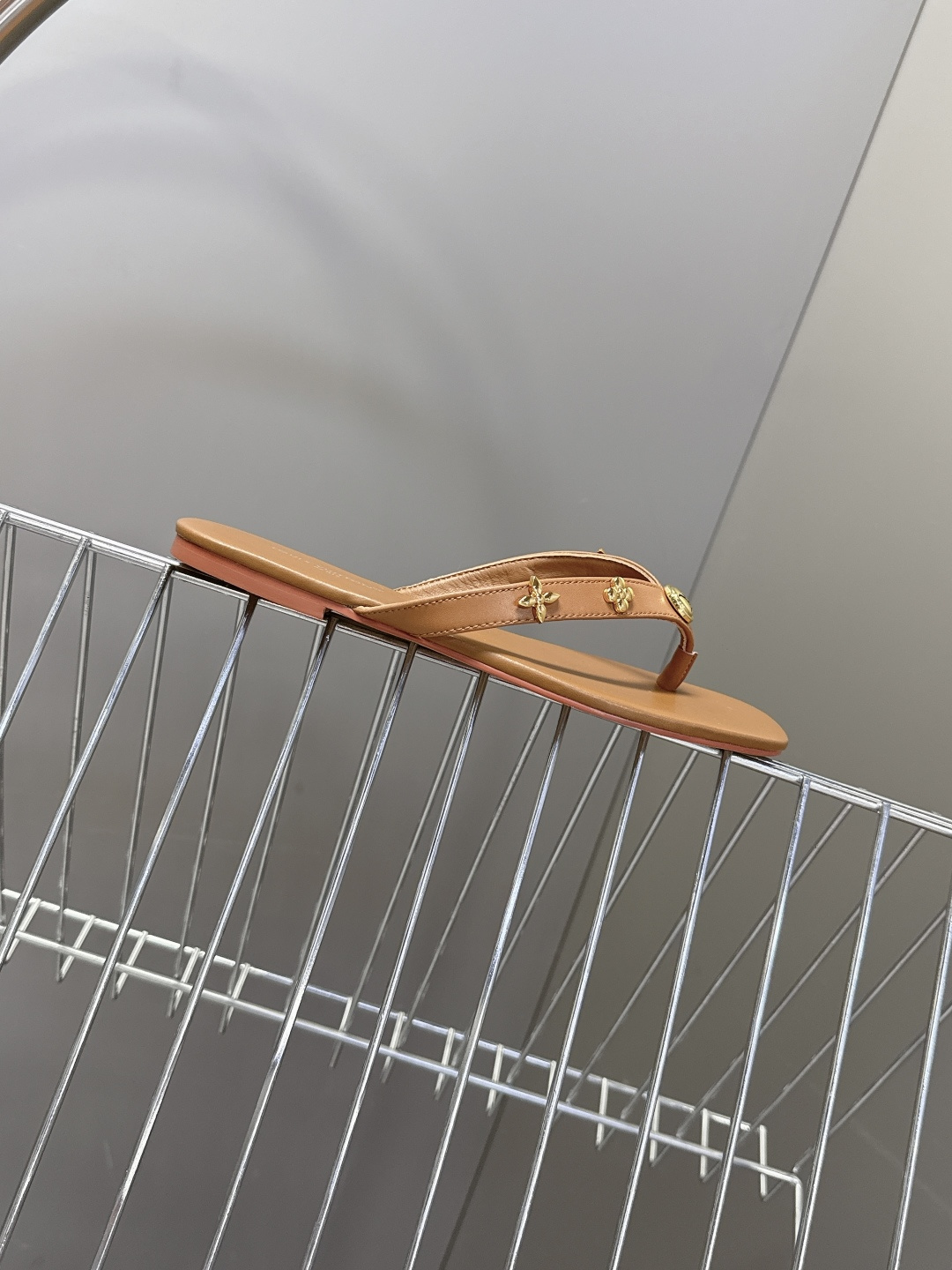 路易威登Louis Vuitton春夏最新款方头夹趾人字拖超多明星网红种草 采用近年流行的方头鞋型 修饰