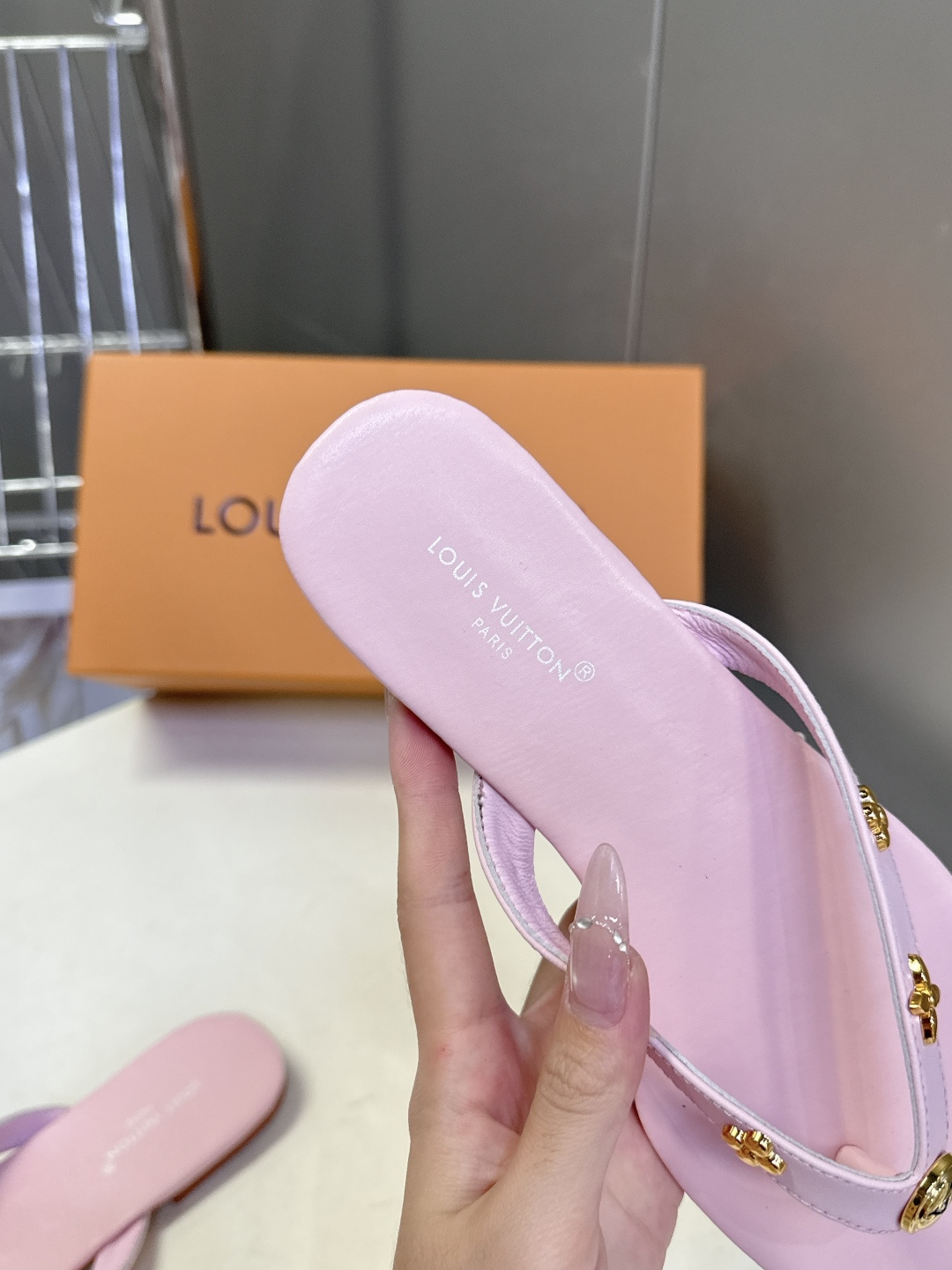 路易威登Louis Vuitton春夏最新款方头夹趾人字拖超多明星网红种草 采用近年流行的方头鞋型 修饰
