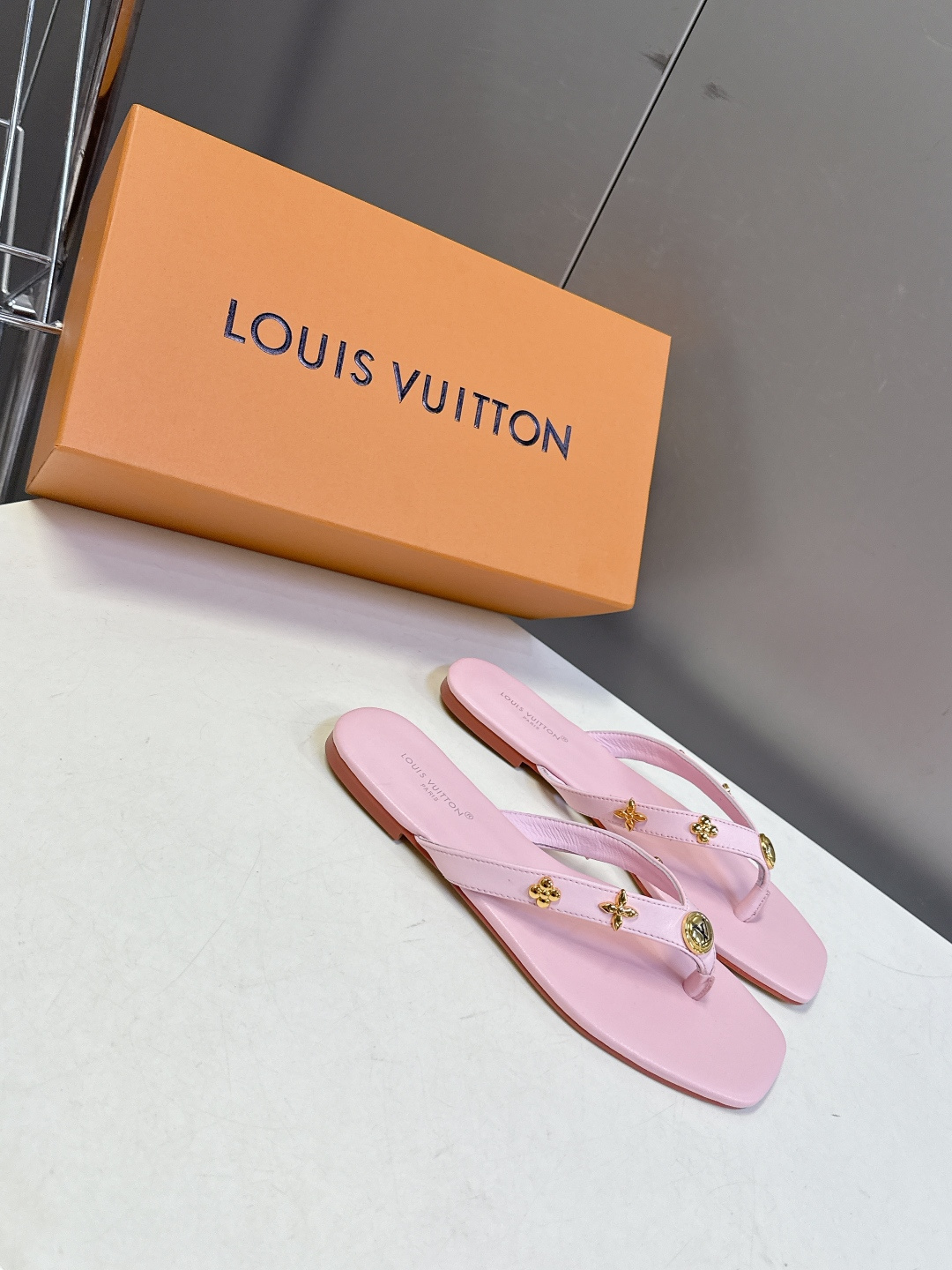 路易威登Louis Vuitton春夏最新款方头夹趾人字拖超多明星网红种草 采用近年流行的方头鞋型 修饰