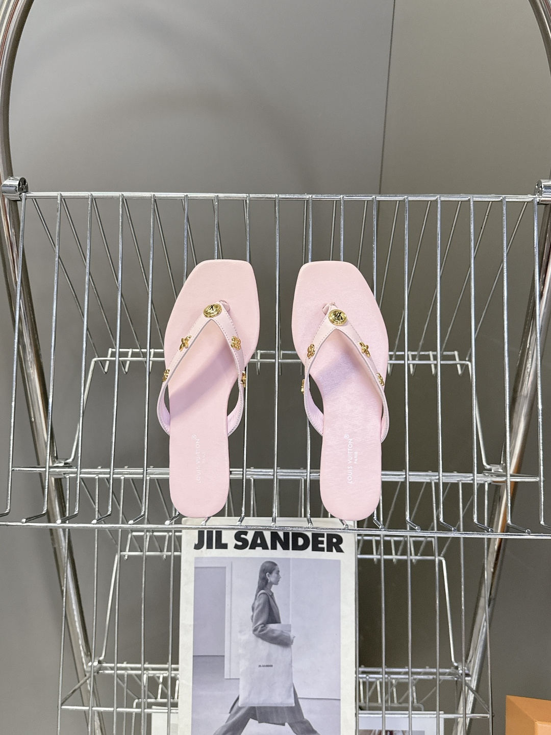 路易威登Louis Vuitton春夏最新款方头夹趾人字拖超多明星网红种草 采用近年流行的方头鞋型 修饰