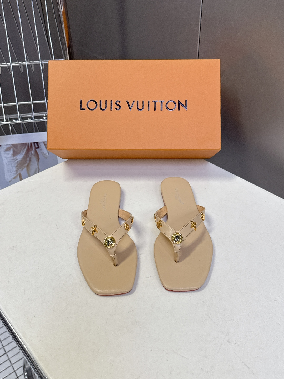 路易威登Louis Vuitton春夏最新款方头夹趾人字拖超多明星网红种草 采用近年流行的方头鞋型 修饰