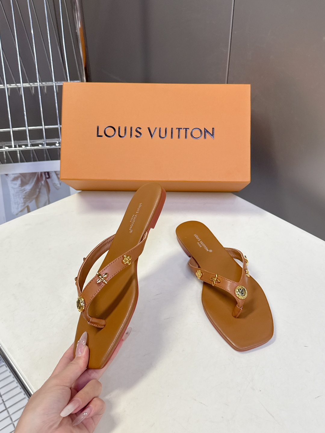 路易威登Louis Vuitton春夏最新款方头夹趾人字拖超多明星网红种草 采用近年流行的方头鞋型 修饰
