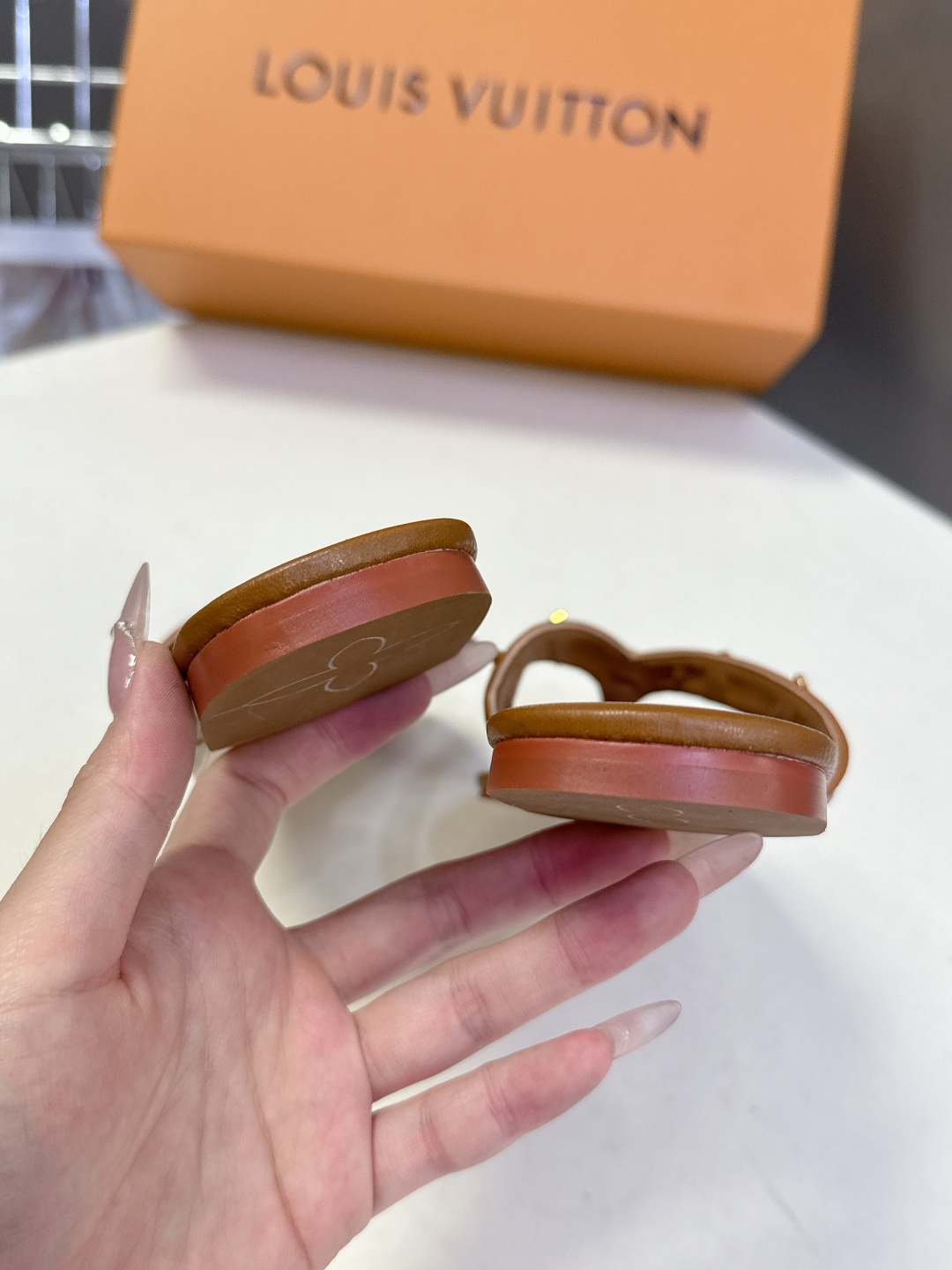 路易威登Louis Vuitton春夏最新款方头夹趾人字拖超多明星网红种草 采用近年流行的方头鞋型 修饰