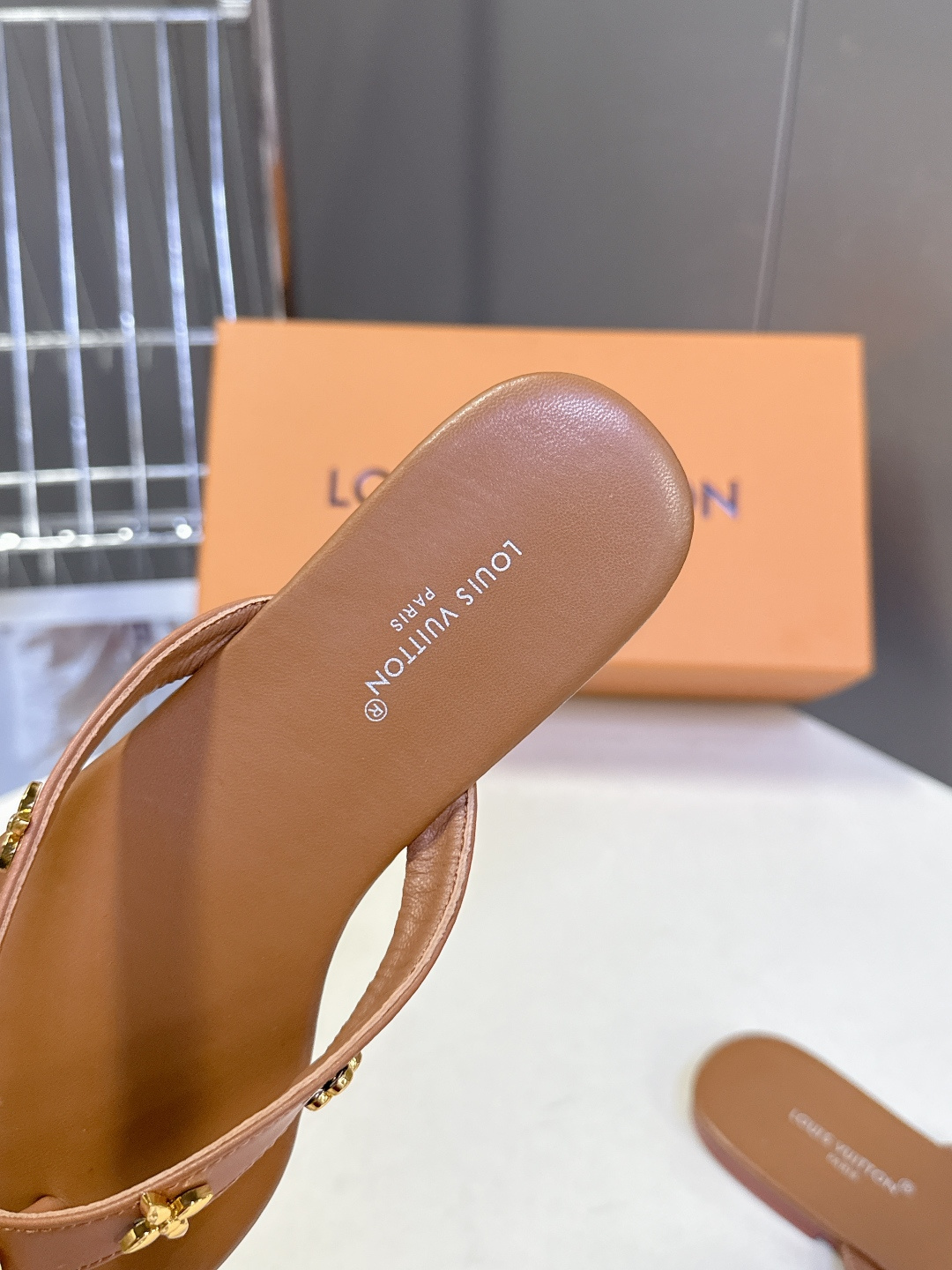 路易威登Louis Vuitton春夏最新款方头夹趾人字拖超多明星网红种草 采用近年流行的方头鞋型 修饰