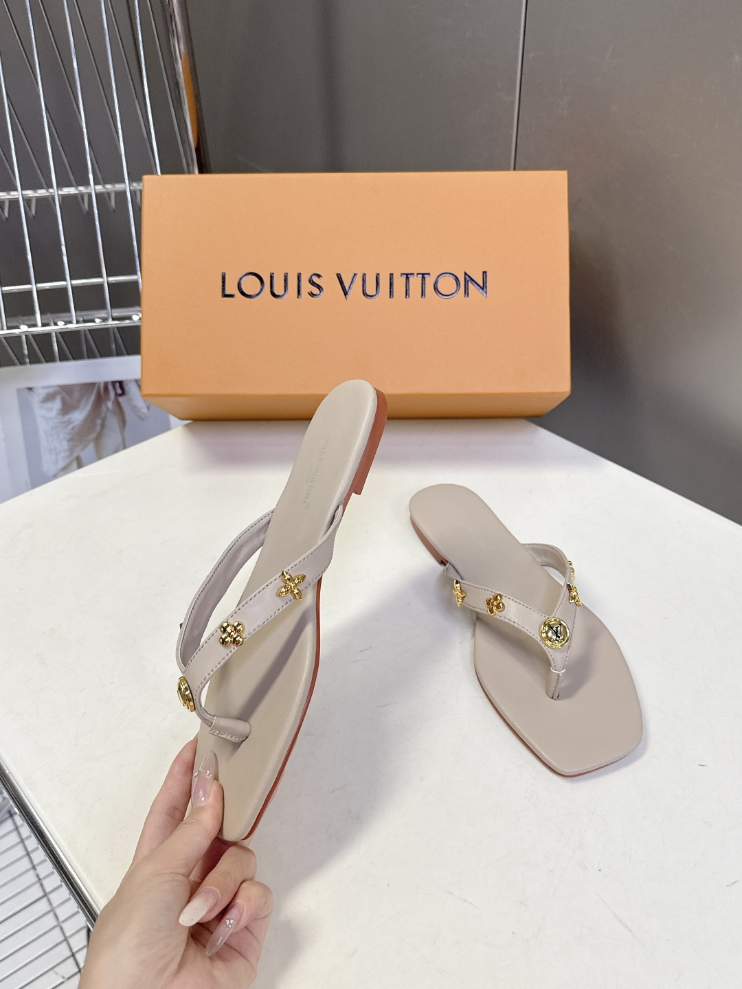 路易威登Louis Vuitton春夏最新款方头夹趾人字拖超多明星网红种草 采用近年流行的方头鞋型 修饰