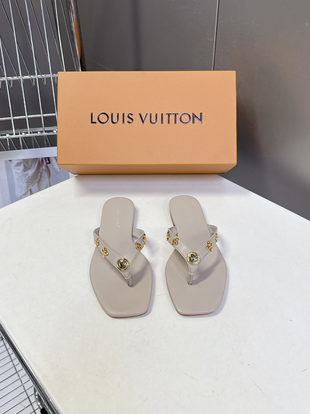 路易威登Louis Vuitton春夏最新款方头夹趾人字拖超多明星网红种草 采用近年流行的方头鞋型 修饰