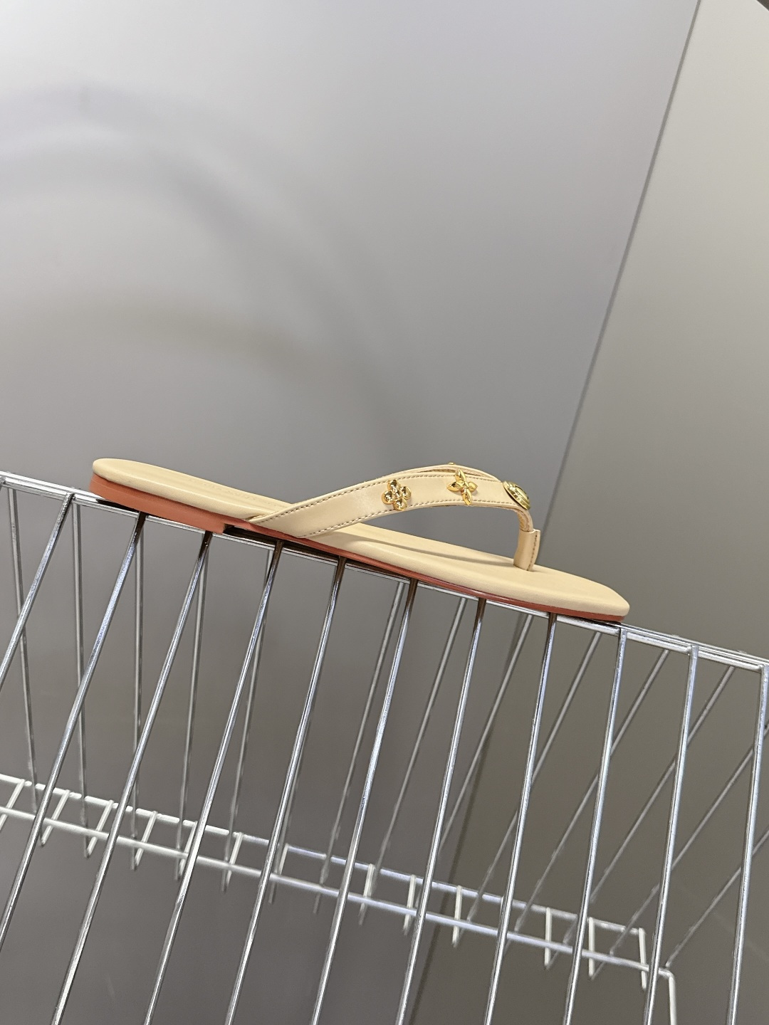 路易威登Louis Vuitton春夏最新款方头夹趾人字拖超多明星网红种草 采用近年流行的方头鞋型 修饰