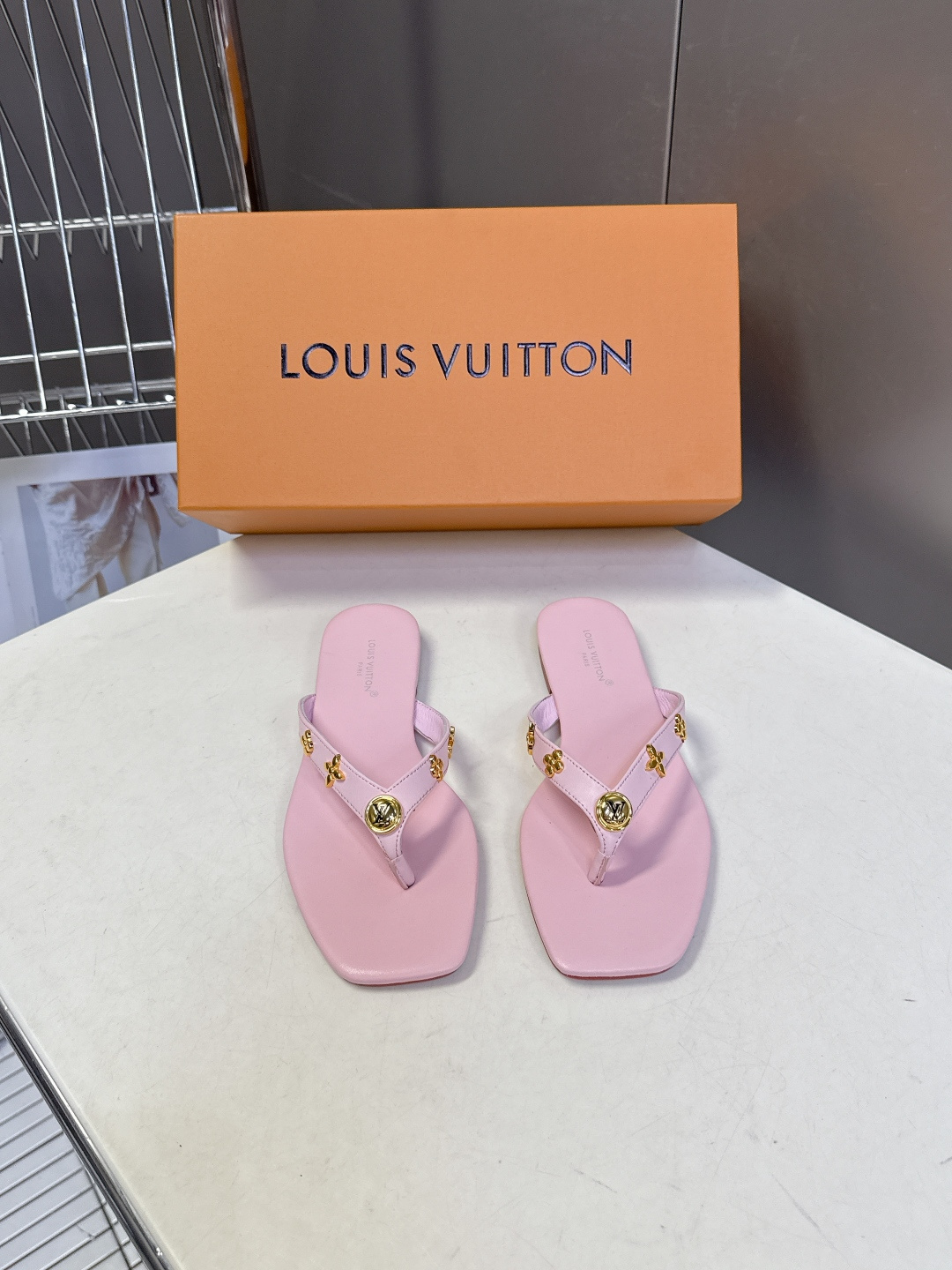 路易威登Louis Vuitton春夏最新款方头夹趾人字拖超多明星网红种草 采用近年流行的方头鞋型 修饰