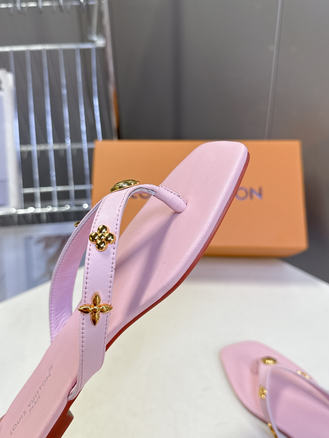 路易威登Louis Vuitton春夏最新款方头夹趾人字拖超多明星网红种草 采用近年流行的方头鞋型 修饰