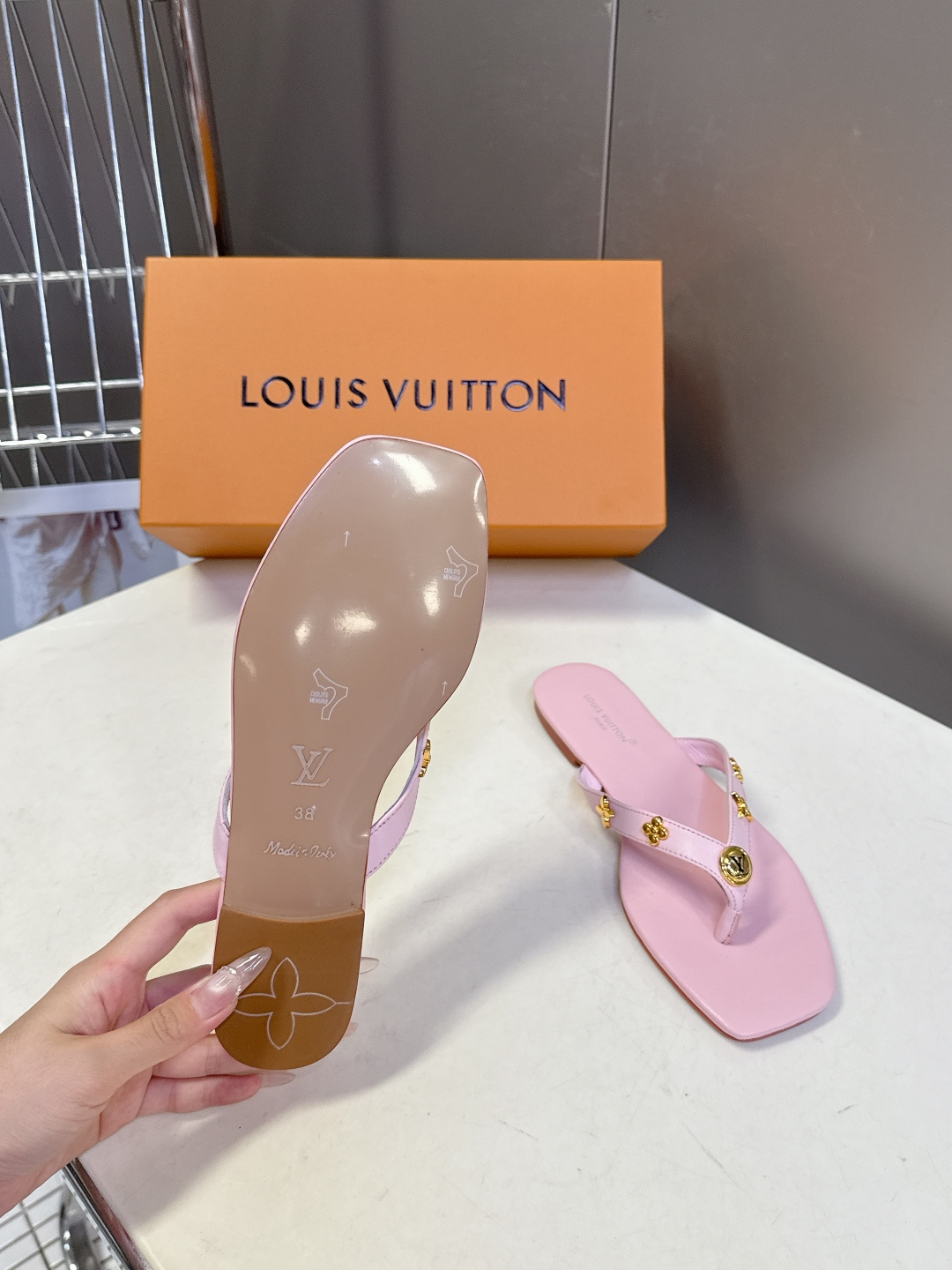 路易威登Louis Vuitton春夏最新款方头夹趾人字拖超多明星网红种草 采用近年流行的方头鞋型 修饰