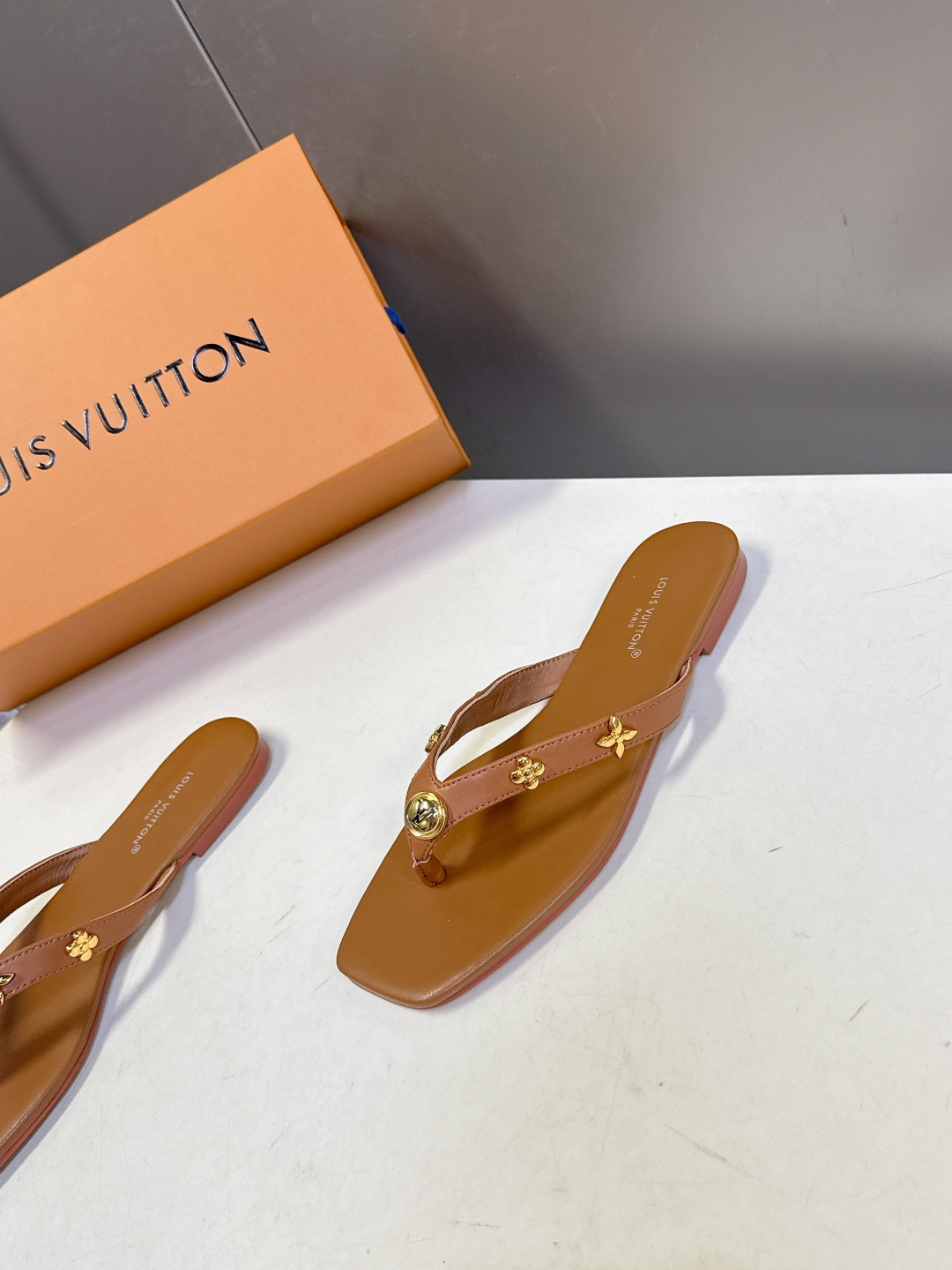 路易威登Louis Vuitton春夏最新款方头夹趾人字拖超多明星网红种草 采用近年流行的方头鞋型 修饰