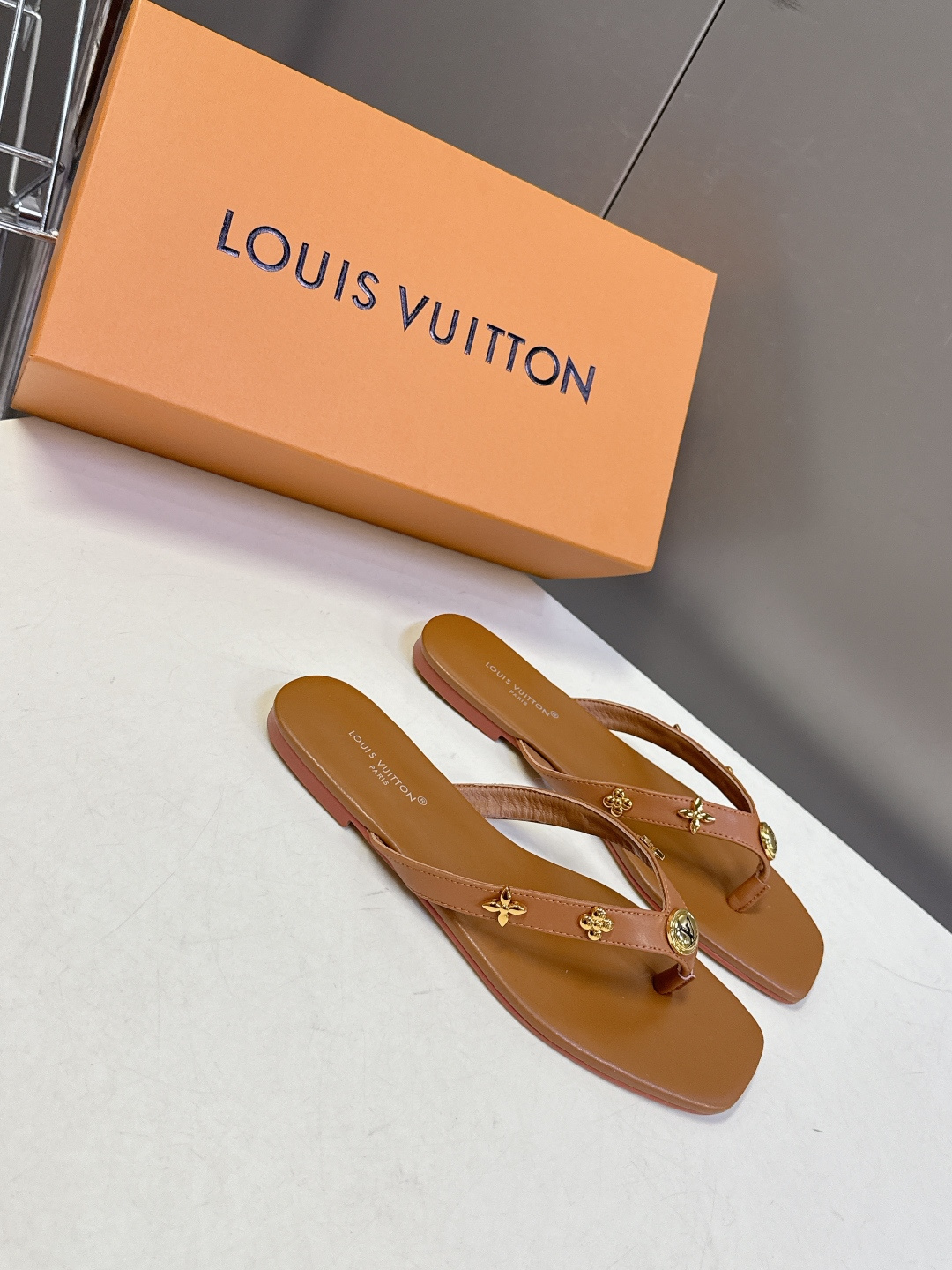 路易威登Louis Vuitton春夏最新款方头夹趾人字拖超多明星网红种草 采用近年流行的方头鞋型 修饰