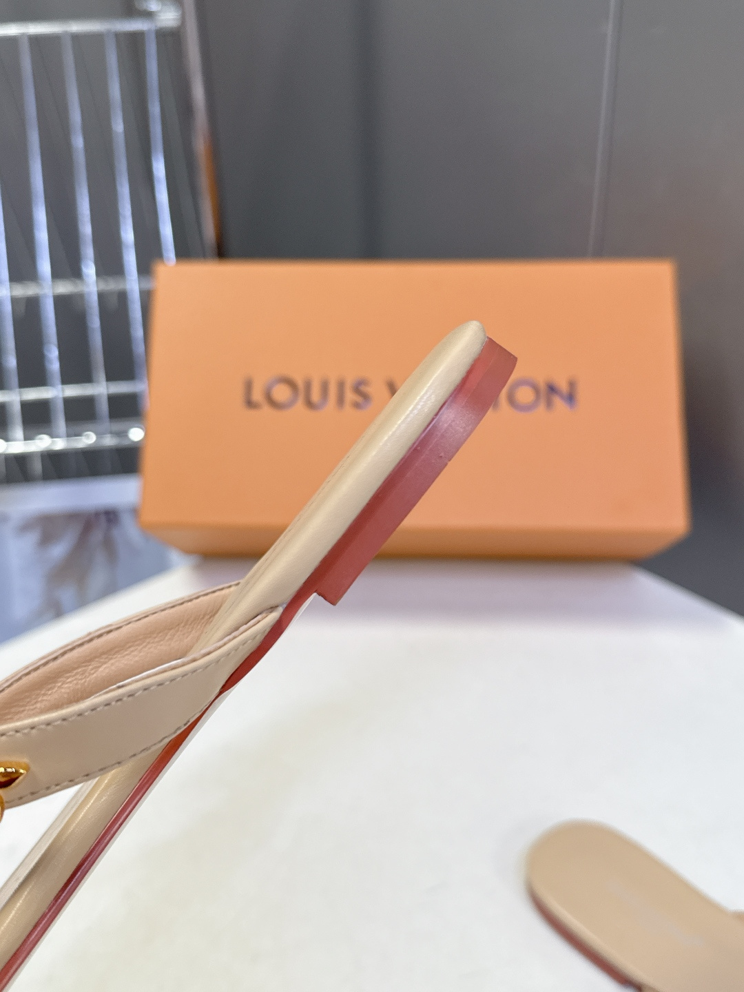 路易威登Louis Vuitton春夏最新款方头夹趾人字拖超多明星网红种草 采用近年流行的方头鞋型 修饰