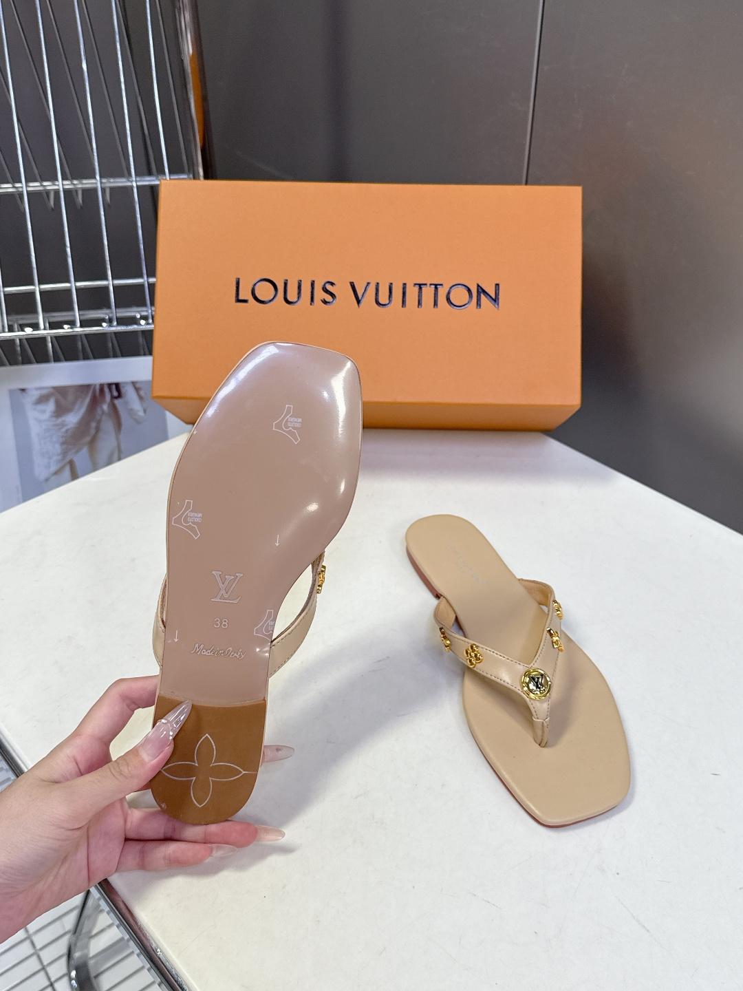 路易威登Louis Vuitton春夏最新款方头夹趾人字拖超多明星网红种草 采用近年流行的方头鞋型 修饰