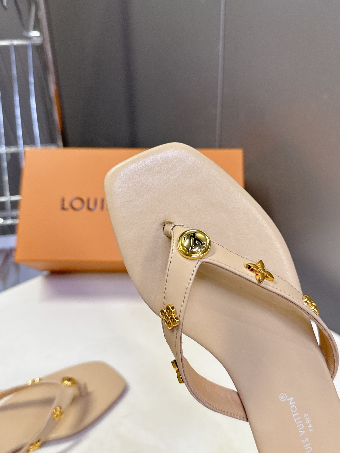 路易威登Louis Vuitton春夏最新款方头夹趾人字拖超多明星网红种草 采用近年流行的方头鞋型 修饰