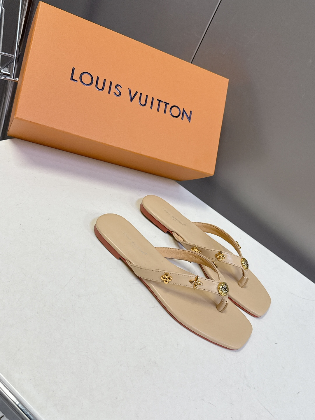路易威登Louis Vuitton春夏最新款方头夹趾人字拖超多明星网红种草 采用近年流行的方头鞋型 修饰