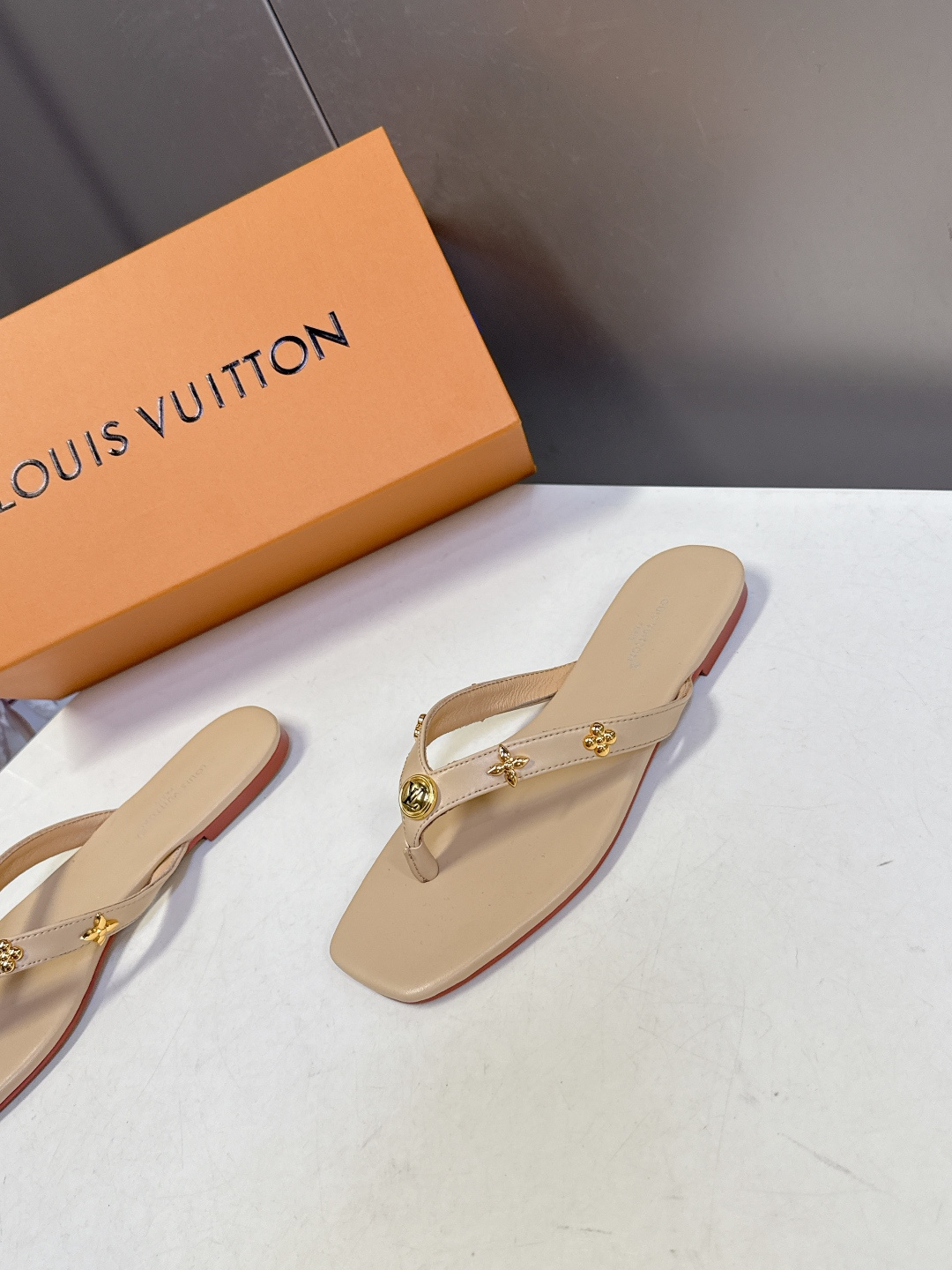 路易威登Louis Vuitton春夏最新款方头夹趾人字拖超多明星网红种草 采用近年流行的方头鞋型 修饰