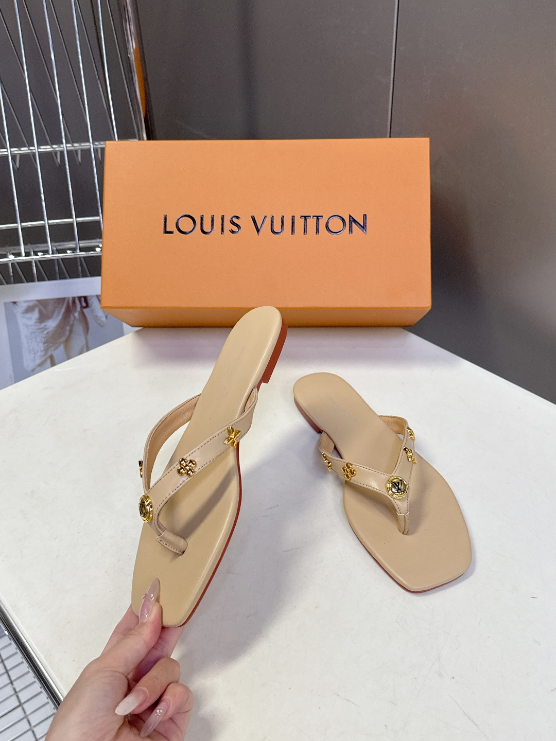 路易威登Louis Vuitton春夏最新款方头夹趾人字拖超多明星网红种草 采用近年流行的方头鞋型 修饰