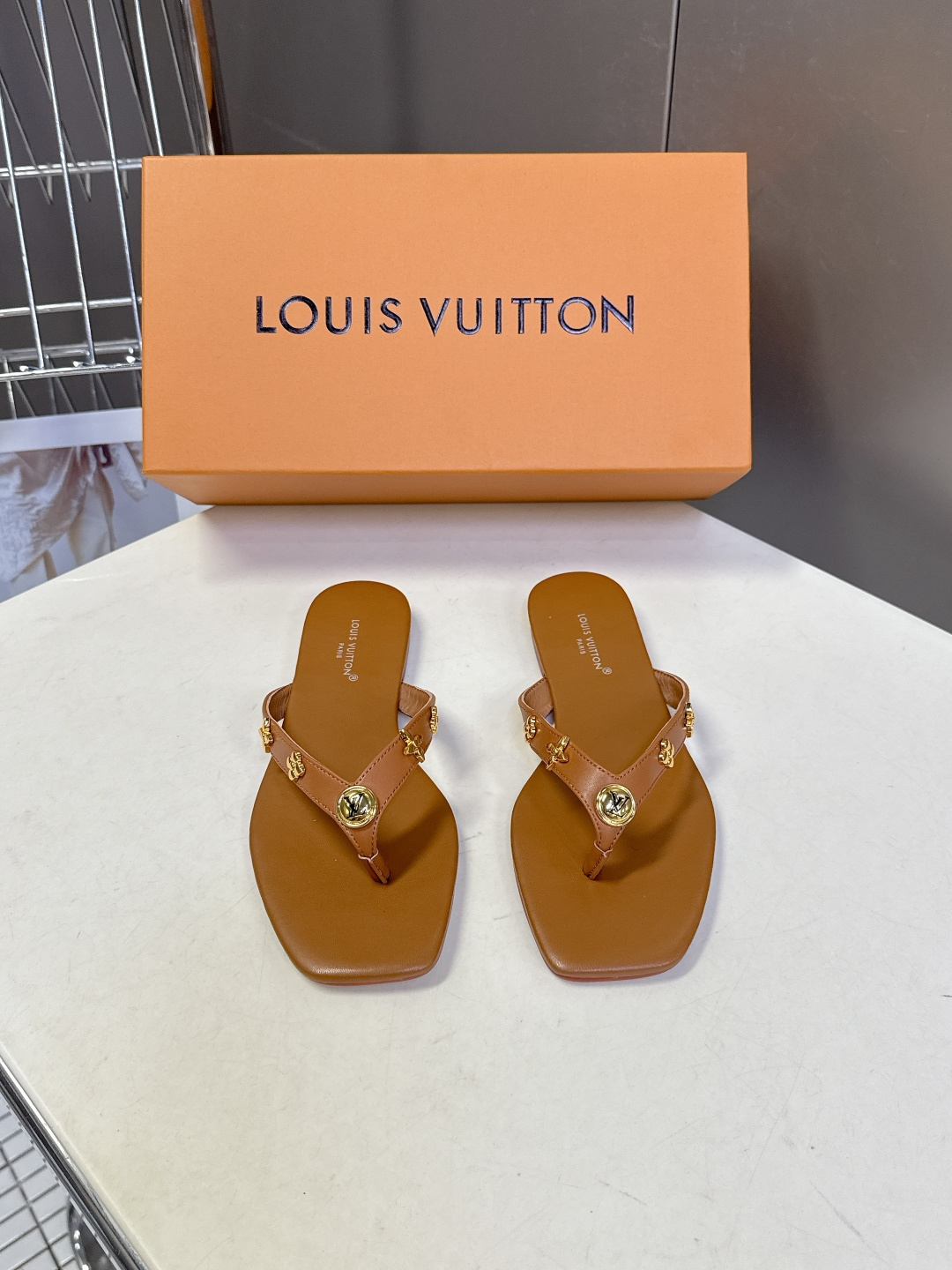 路易威登Louis Vuitton春夏最新款方头夹趾人字拖超多明星网红种草 采用近年流行的方头鞋型 修饰