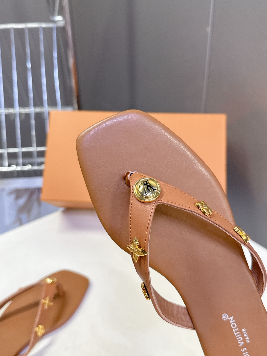 路易威登Louis Vuitton春夏最新款方头夹趾人字拖超多明星网红种草 采用近年流行的方头鞋型 修饰