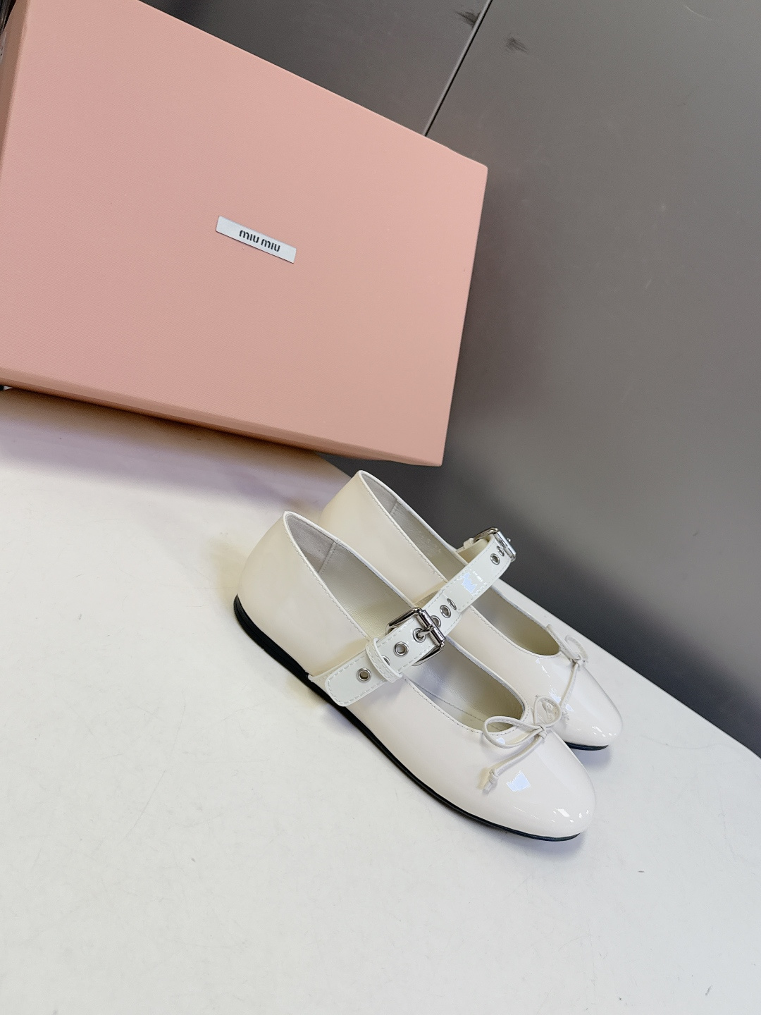 MiuMiu缪缪最新走秀款复古休闲鞋 玛丽珍鞋官方秀场出镜率最高的单品 超多明星时尚博主种草 miu系穿