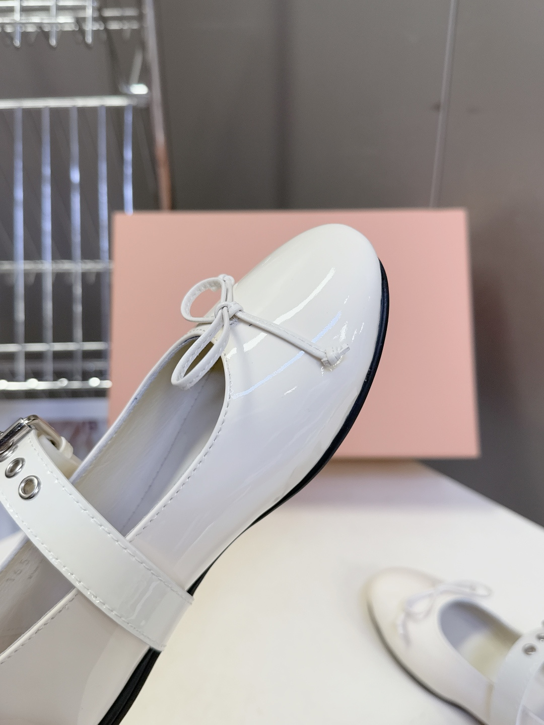 MiuMiu缪缪最新走秀款复古休闲鞋 玛丽珍鞋官方秀场出镜率最高的单品 超多明星时尚博主种草 miu系穿