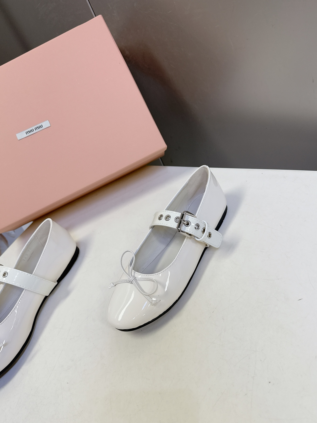 MiuMiu缪缪最新走秀款复古休闲鞋 玛丽珍鞋官方秀场出镜率最高的单品 超多明星时尚博主种草 miu系穿