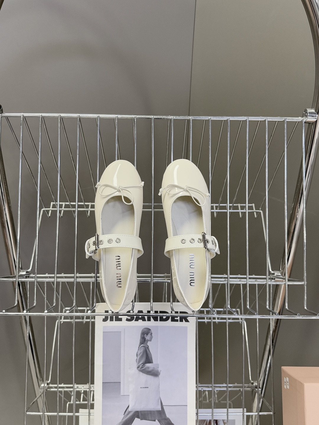 MiuMiu缪缪最新走秀款复古休闲鞋 玛丽珍鞋官方秀场出镜率最高的单品 超多明星时尚博主种草 miu系穿