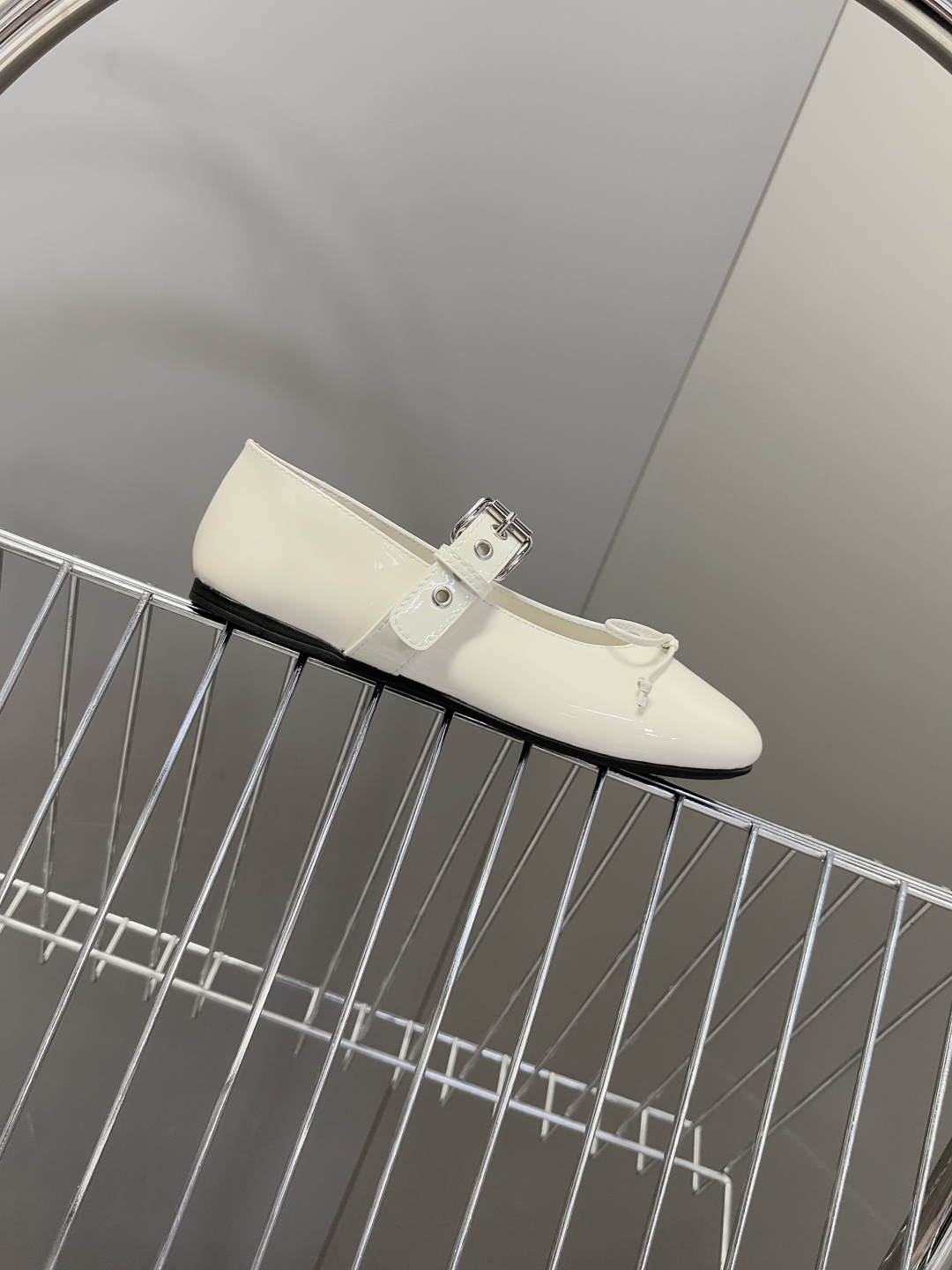 MiuMiu缪缪最新走秀款复古休闲鞋 玛丽珍鞋官方秀场出镜率最高的单品 超多明星时尚博主种草 miu系穿