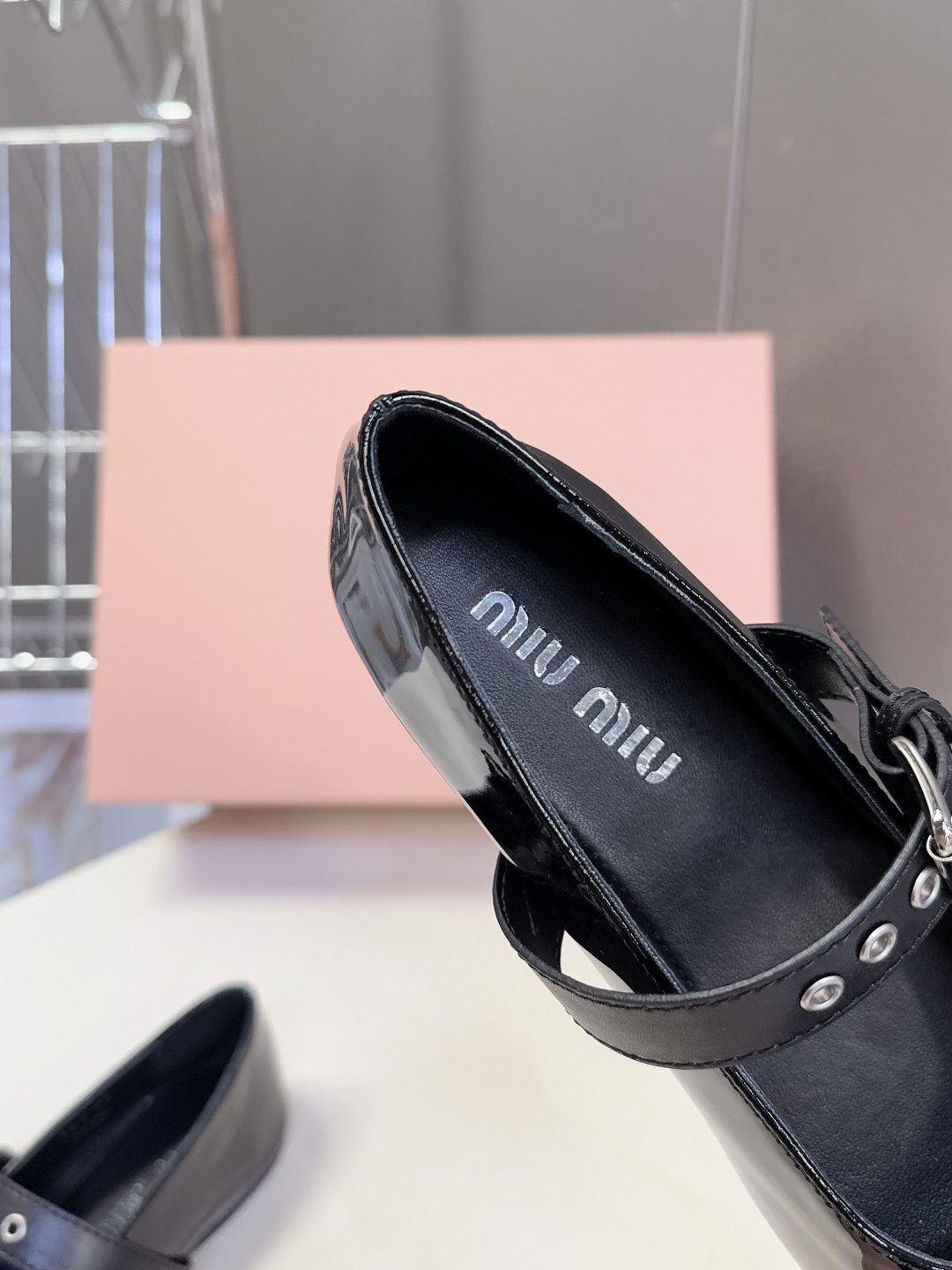 MiuMiu缪缪最新走秀款复古休闲鞋 玛丽珍鞋官方秀场出镜率最高的单品 超多明星时尚博主种草 miu系穿