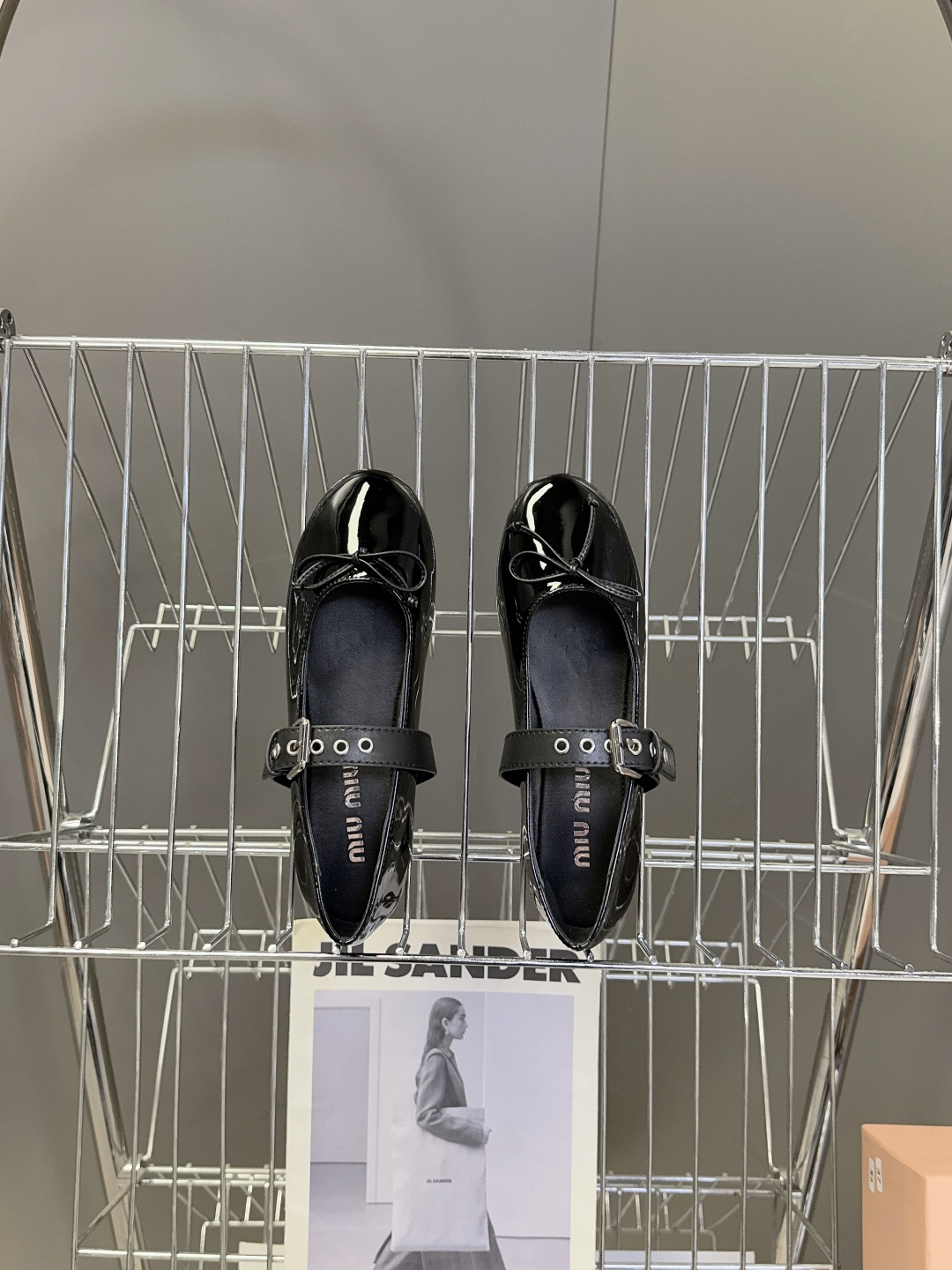 MiuMiu缪缪最新走秀款复古休闲鞋 玛丽珍鞋官方秀场出镜率最高的单品 超多明星时尚博主种草 miu系穿