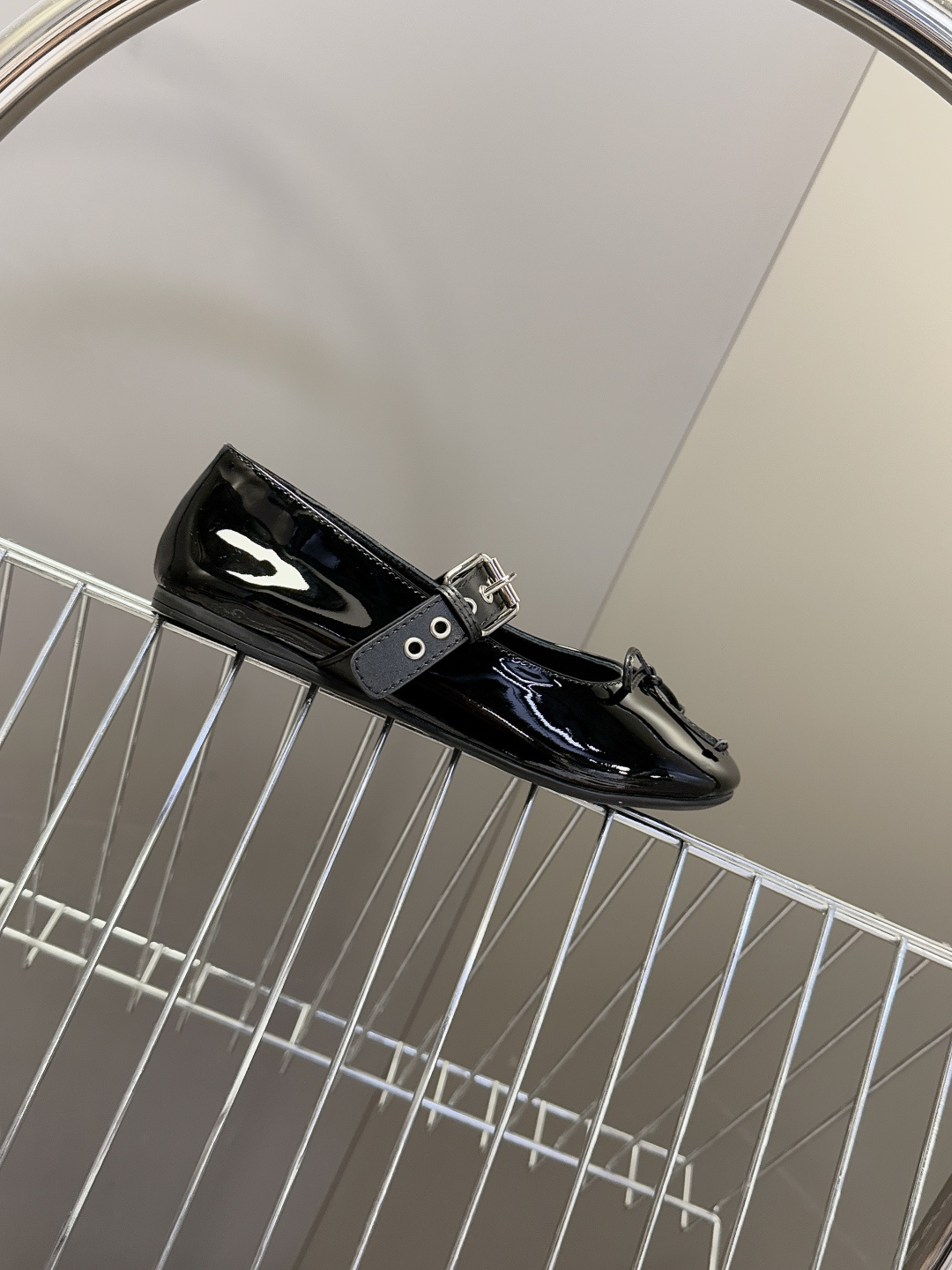 MiuMiu缪缪最新走秀款复古休闲鞋 玛丽珍鞋官方秀场出镜率最高的单品 超多明星时尚博主种草 miu系穿