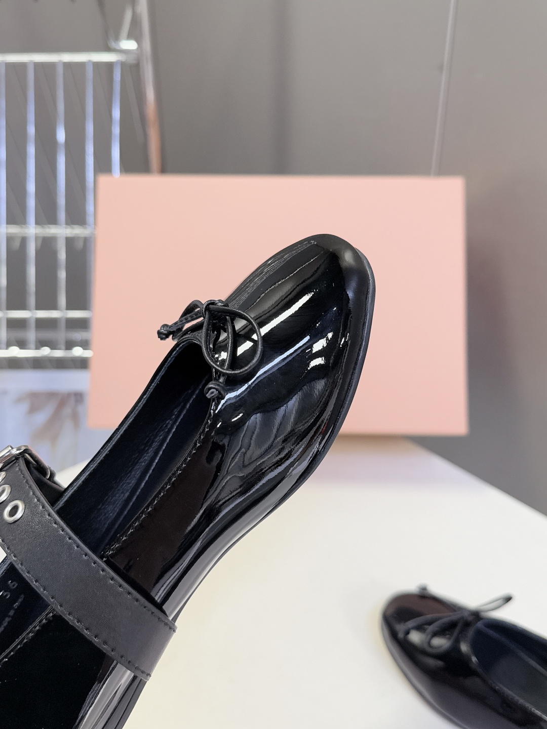 MiuMiu缪缪最新走秀款复古休闲鞋 玛丽珍鞋官方秀场出镜率最高的单品 超多明星时尚博主种草 miu系穿