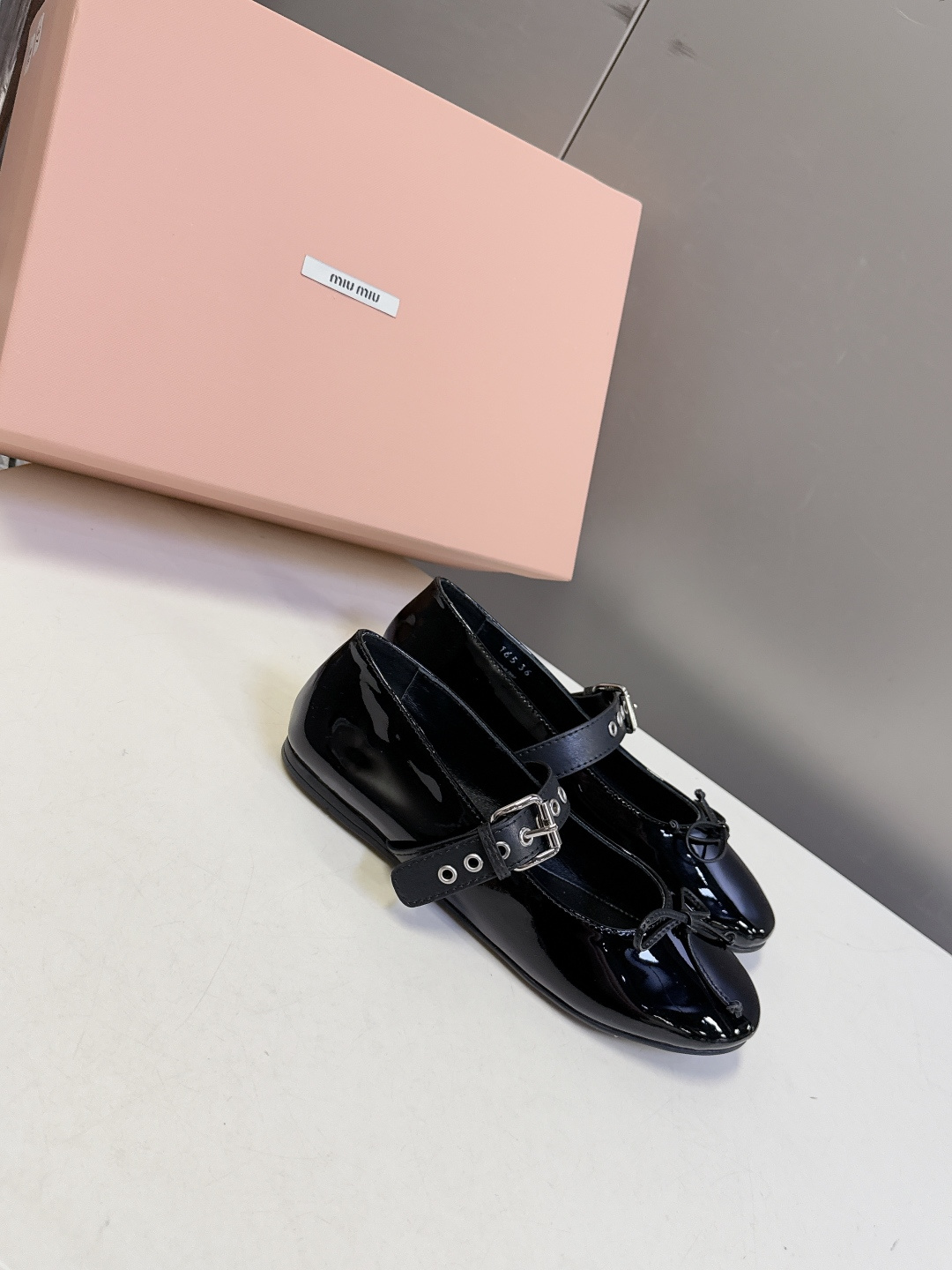 MiuMiu缪缪最新走秀款复古休闲鞋 玛丽珍鞋官方秀场出镜率最高的单品 超多明星时尚博主种草 miu系穿