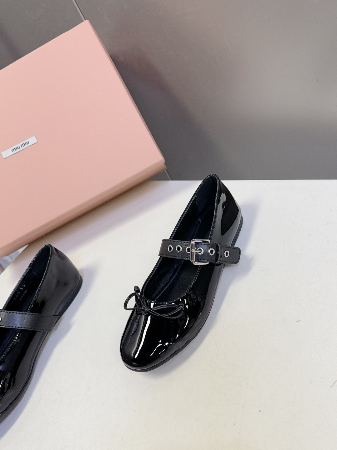 MiuMiu缪缪最新走秀款复古休闲鞋 玛丽珍鞋官方秀场出镜率最高的单品 超多明星时尚博主种草 miu系穿