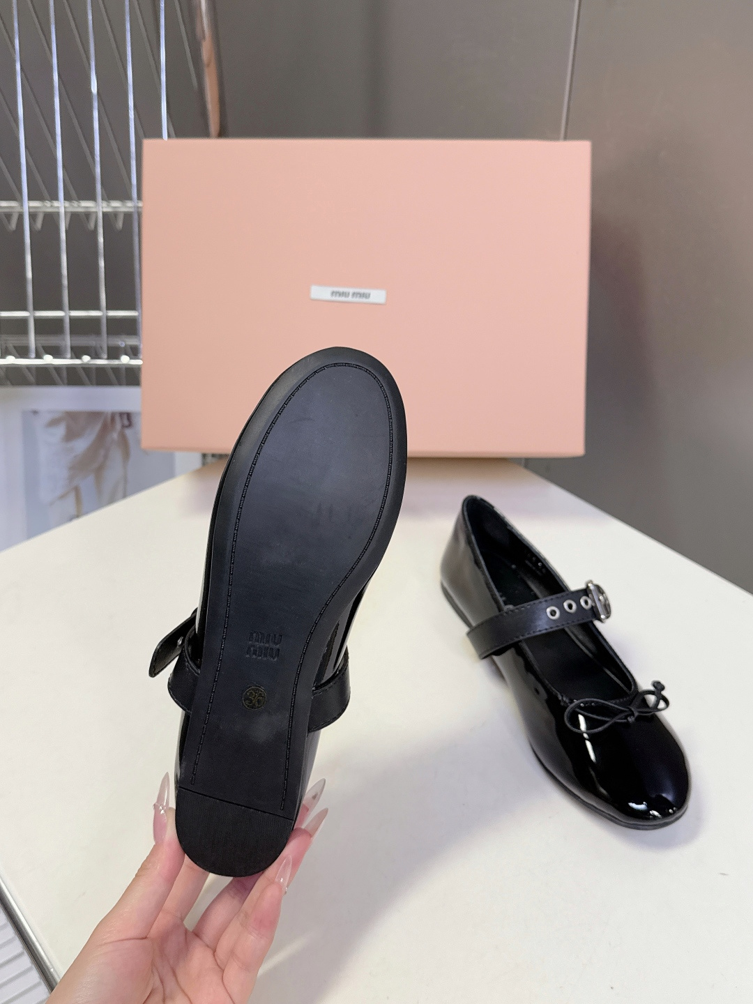 MiuMiu缪缪最新走秀款复古休闲鞋 玛丽珍鞋官方秀场出镜率最高的单品 超多明星时尚博主种草 miu系穿