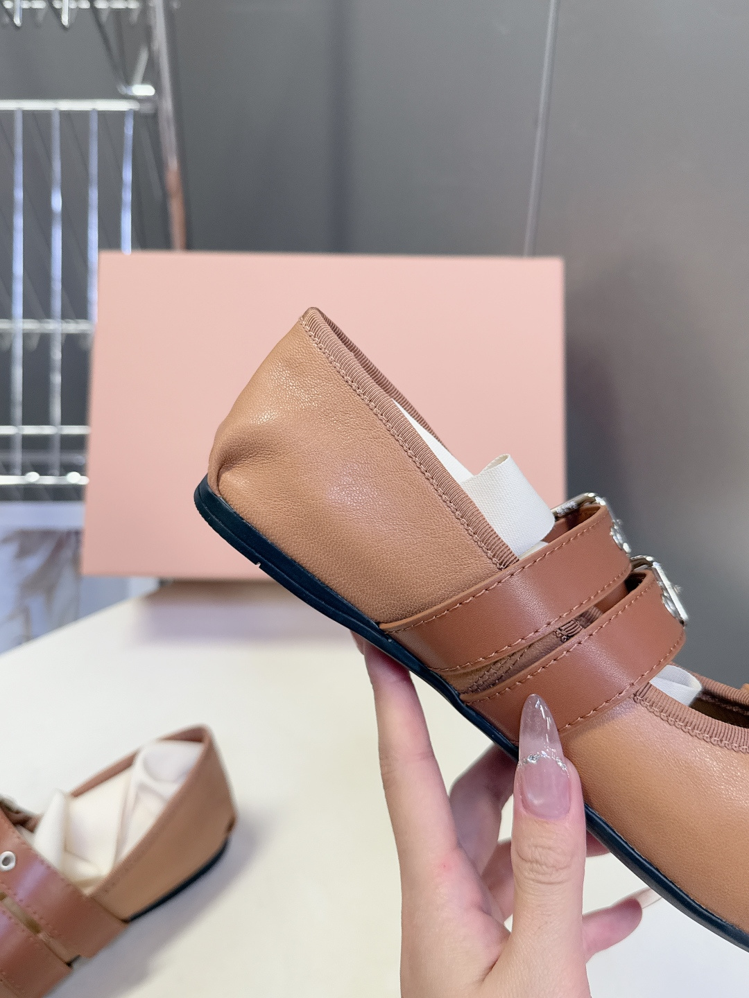 MiuMiu缪缪最新走秀款复古休闲鞋 玛丽珍鞋官方秀场出镜率最高的单品 超多明星时尚博主种草 miu系穿