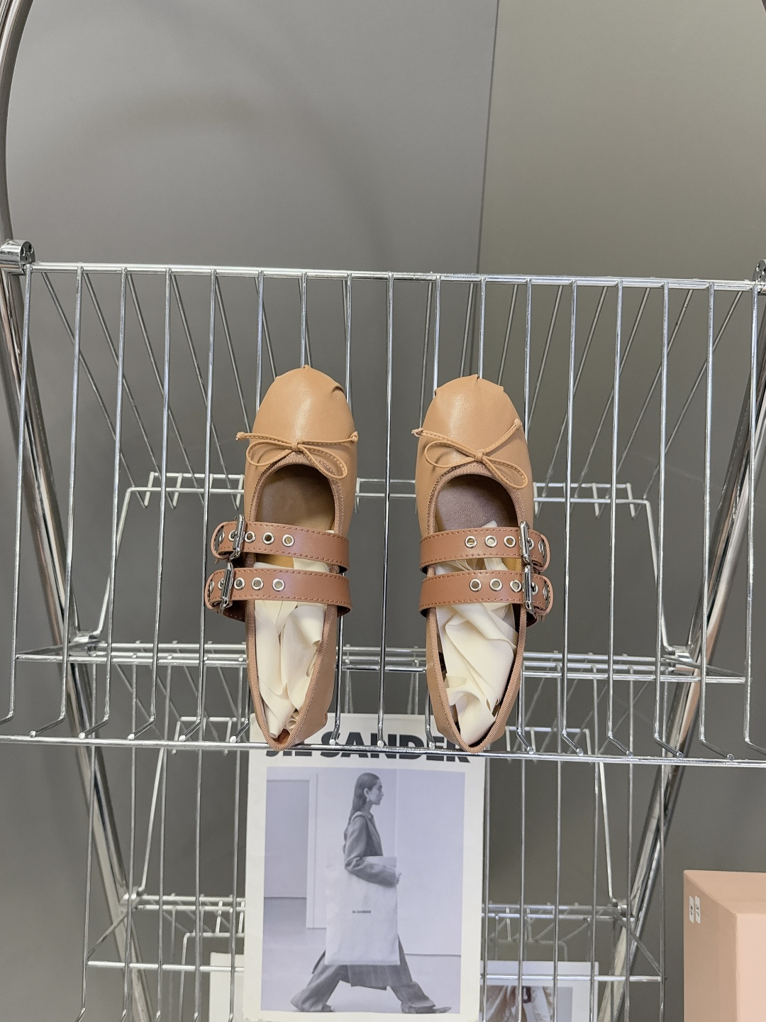 MiuMiu缪缪最新走秀款复古休闲鞋 玛丽珍鞋官方秀场出镜率最高的单品 超多明星时尚博主种草 miu系穿