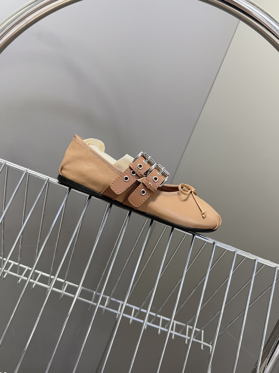 MiuMiu缪缪最新走秀款复古休闲鞋 玛丽珍鞋官方秀场出镜率最高的单品 超多明星时尚博主种草 miu系穿