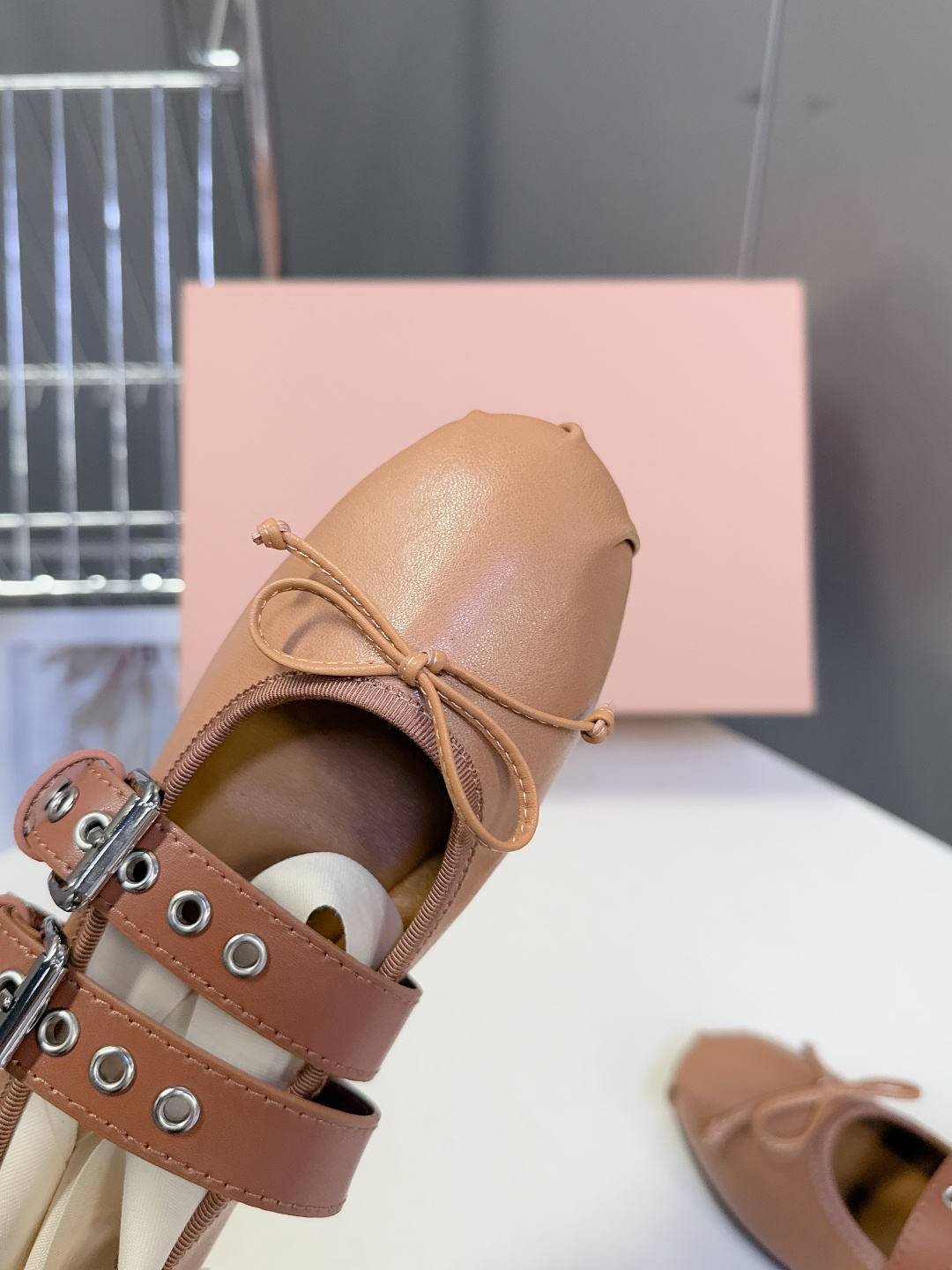 MiuMiu缪缪最新走秀款复古休闲鞋 玛丽珍鞋官方秀场出镜率最高的单品 超多明星时尚博主种草 miu系穿