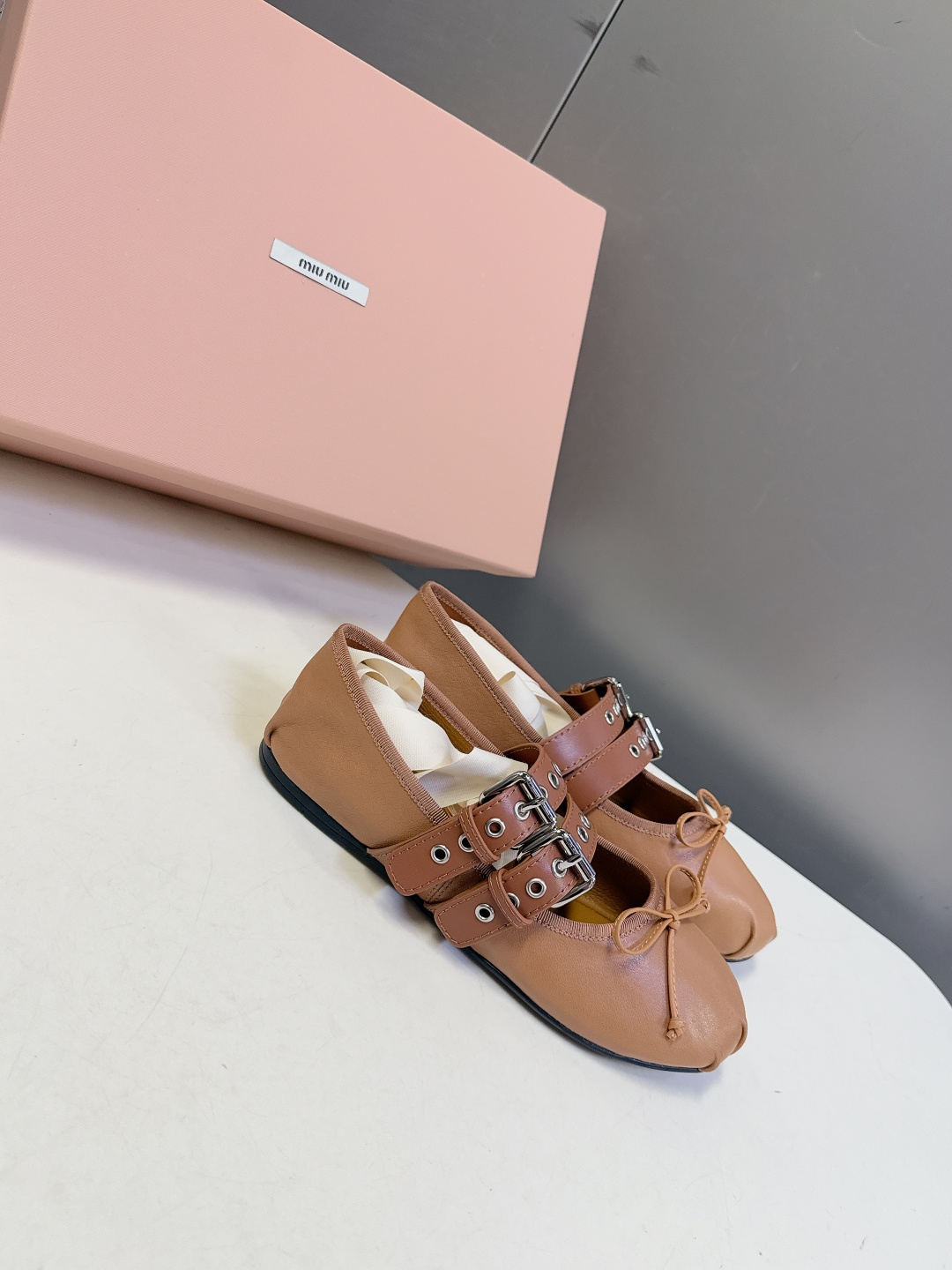 MiuMiu缪缪最新走秀款复古休闲鞋 玛丽珍鞋官方秀场出镜率最高的单品 超多明星时尚博主种草 miu系穿