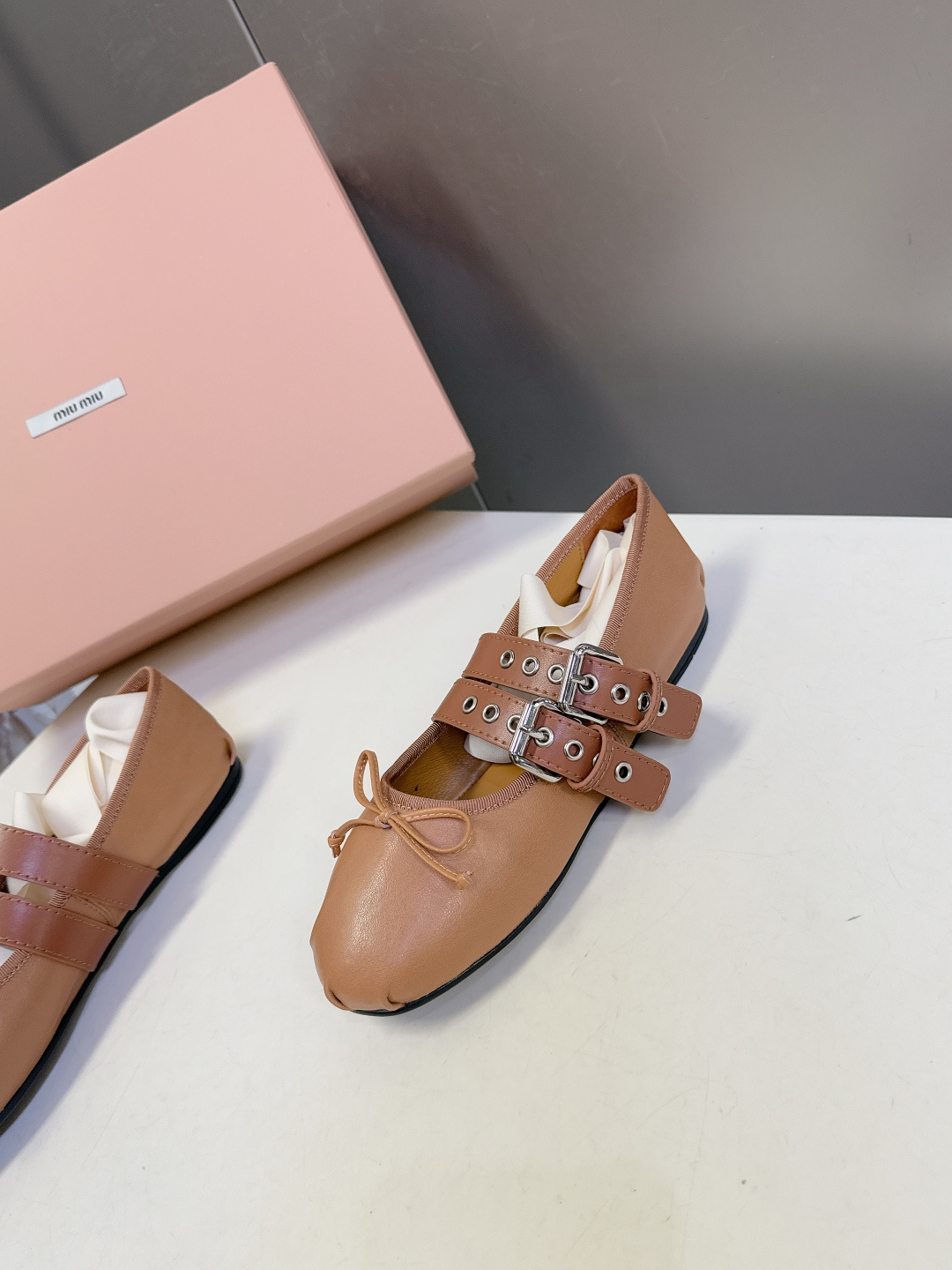 MiuMiu缪缪最新走秀款复古休闲鞋 玛丽珍鞋官方秀场出镜率最高的单品 超多明星时尚博主种草 miu系穿